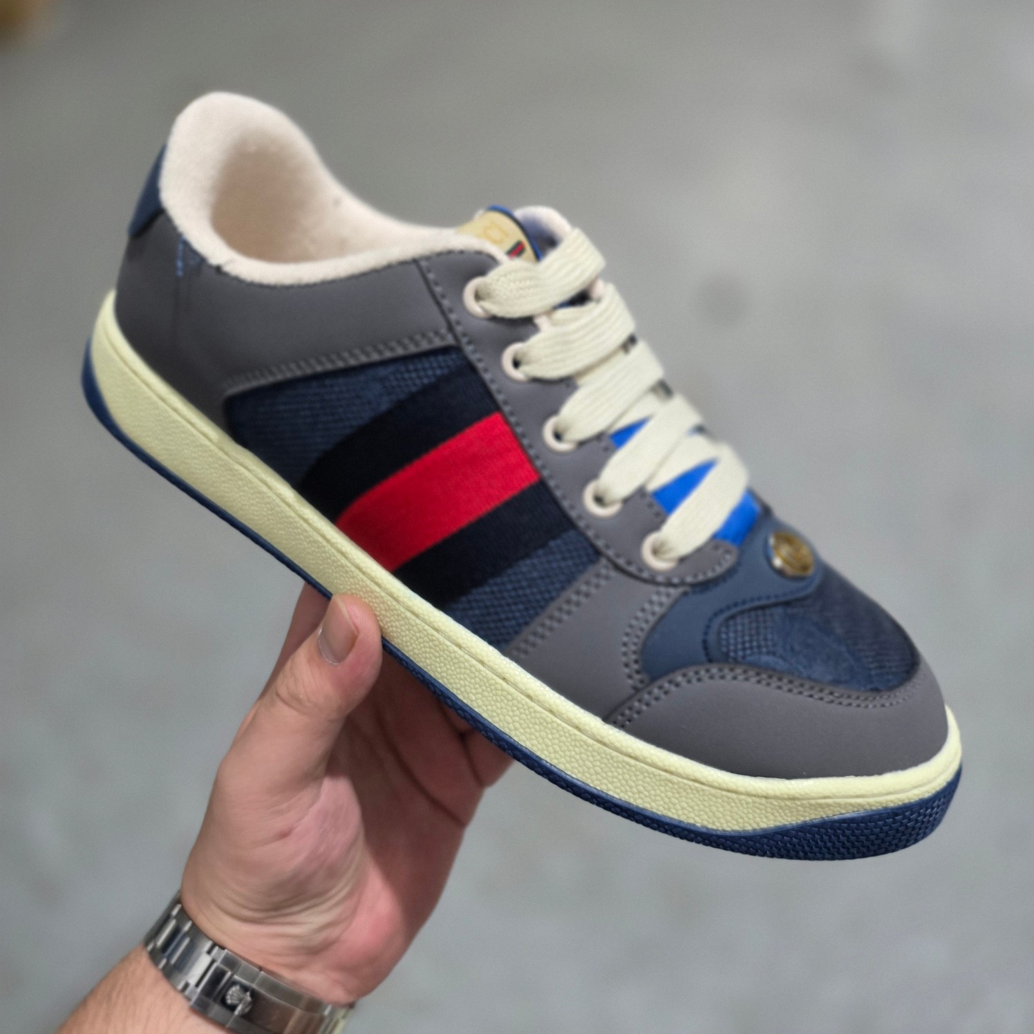 ＃东莞大厂福利‼️💰118
Gucci Screener sneaker 古驰双G小脏鞋系列复古怀旧校园风低帮板鞋 全套原楦原纸版原鞋开模 全网最具灵魂的版型 鞋头上翘1.6CM 后跟自然弧度内收 双G珐琅 条纹清晰 原厂五金带3M反光 原装意大利进口里外全皮 纯手工水洗做旧处理 侧面条纹饰带 原厂定制 零串色零起毛 大底防滑网格由里到外大小逐渐递减 原厂数据电绣 清晰立体 多边形闪钻大小一致带光泽 全鞋电脑针车 紧密相连 针距密度一致 环保乳胶注塑鞋垫 厚度脚感还原原版 皮面裁剪部位 统一油边封口工艺 大底组合零偏差 挑战各种艺术家 右脚鞋侧嵌入防伪芯片装置＋鞋盒标二唯码扫描 秒进官网 专柜全套包装 防尘袋 说明书 质保卡 购物袋 Size：35 36 37 38 39 40 41 42 43 44 45
编码：yby1936075