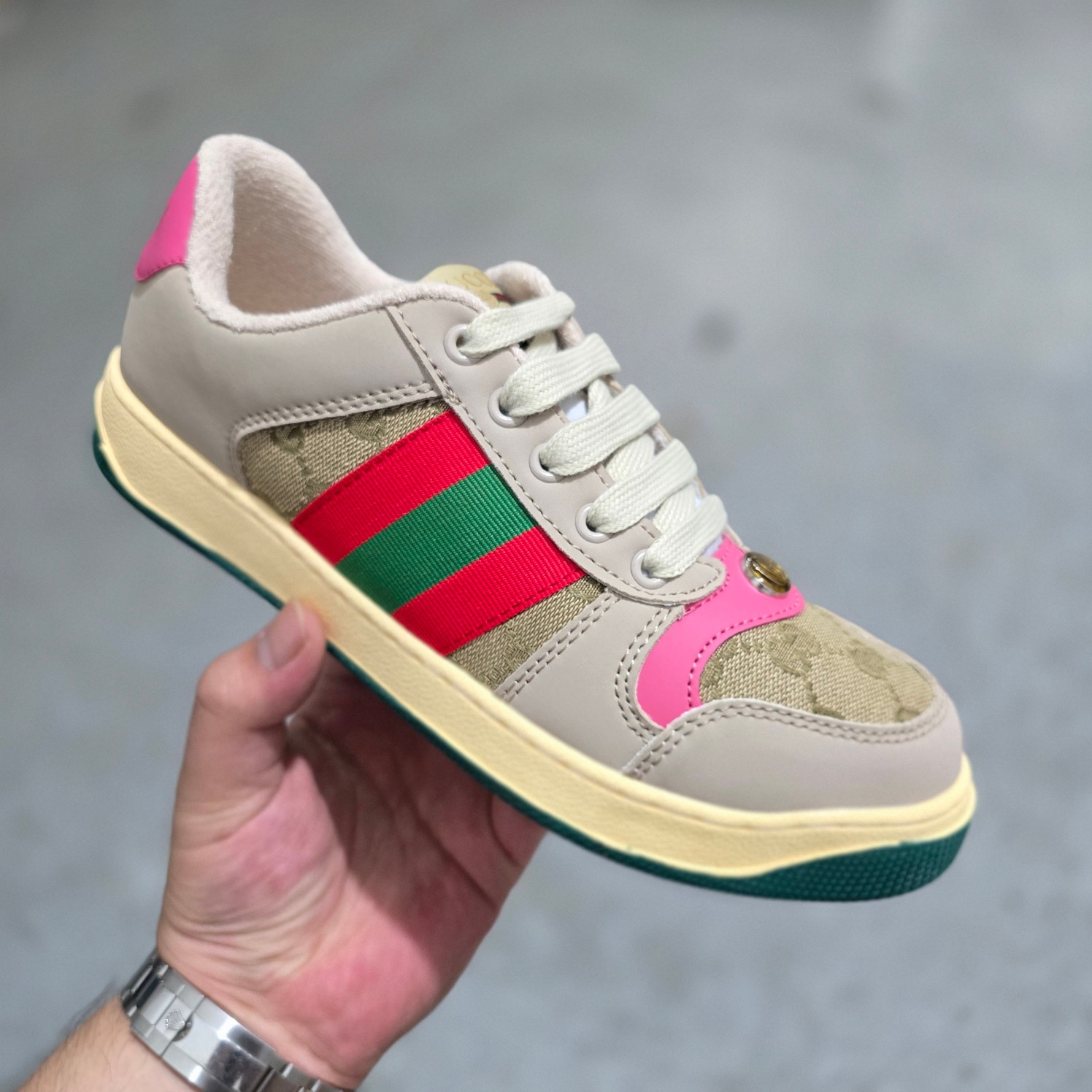 ＃东莞大厂福利‼️💰118
Gucci Screener sneaker 古驰双G小脏鞋系列复古怀旧校园风低帮板鞋 全套原楦原纸版原鞋开模 全网最具灵魂的版型 鞋头上翘1.6CM 后跟自然弧度内收 双G珐琅 条纹清晰 原厂五金带3M反光 原装意大利进口里外全皮 纯手工水洗做旧处理 侧面条纹饰带 原厂定制 零串色零起毛 大底防滑网格由里到外大小逐渐递减 原厂数据电绣 清晰立体 多边形闪钻大小一致带光泽 全鞋电脑针车 紧密相连 针距密度一致 环保乳胶注塑鞋垫 厚度脚感还原原版 皮面裁剪部位 统一油边封口工艺 大底组合零偏差 挑战各种艺术家 右脚鞋侧嵌入防伪芯片装置＋鞋盒标二唯码扫描 秒进官网 专柜全套包装 防尘袋 说明书 质保卡 购物袋 Size：35 36 37 38 39 40 41 42 43 44 45
编码：yby1936075