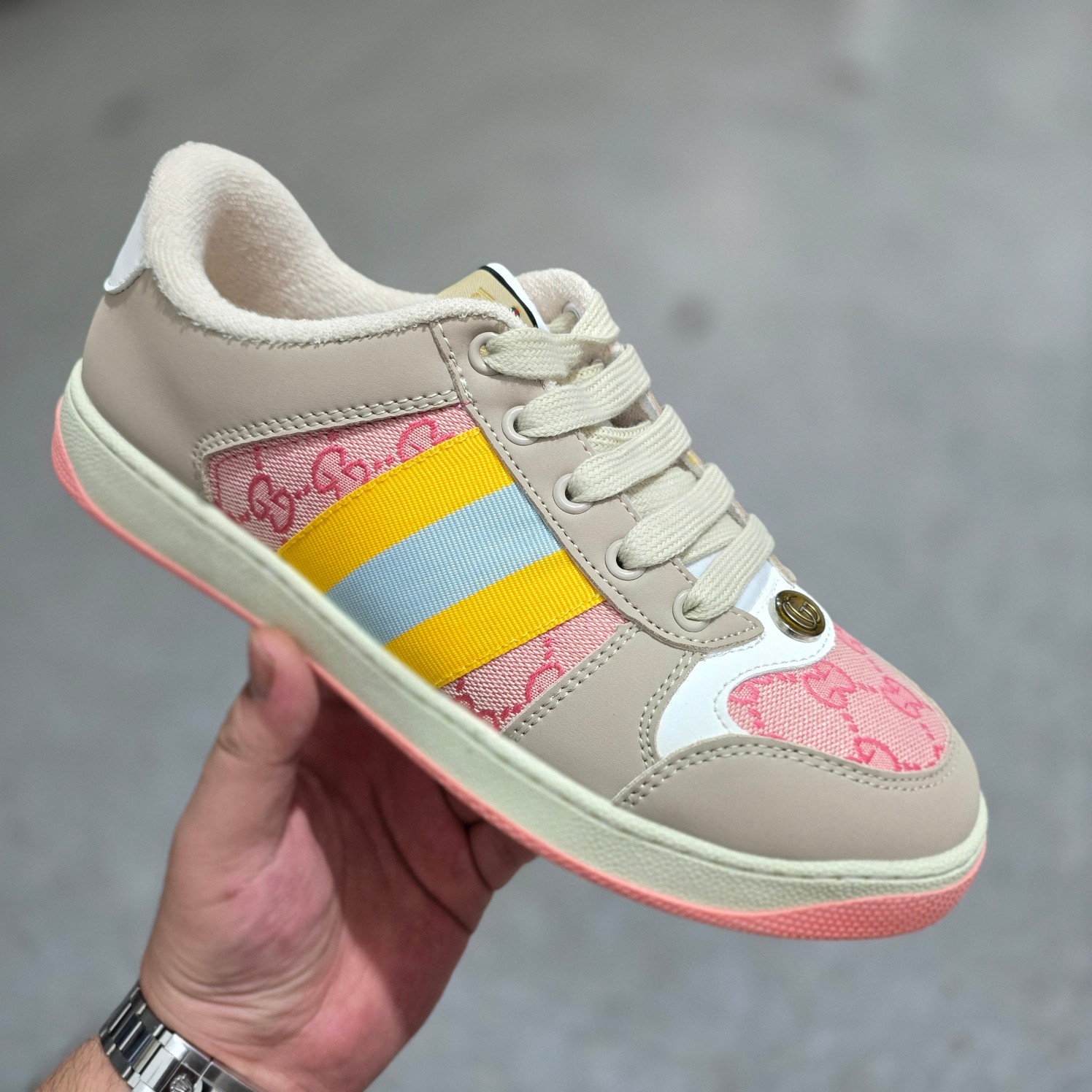 ＃东莞大厂福利‼️💰118
Gucci Screener sneaker 古驰双G小脏鞋系列复古怀旧校园风低帮板鞋 全套原楦原纸版原鞋开模 全网最具灵魂的版型 鞋头上翘1.6CM 后跟自然弧度内收 双G珐琅 条纹清晰 原厂五金带3M反光 原装意大利进口里外全皮 纯手工水洗做旧处理 侧面条纹饰带 原厂定制 零串色零起毛 大底防滑网格由里到外大小逐渐递减 原厂数据电绣 清晰立体 多边形闪钻大小一致带光泽 全鞋电脑针车 紧密相连 针距密度一致 环保乳胶注塑鞋垫 厚度脚感还原原版 皮面裁剪部位 统一油边封口工艺 大底组合零偏差 挑战各种艺术家 右脚鞋侧嵌入防伪芯片装置＋鞋盒标二唯码扫描 秒进官网 专柜全套包装 防尘袋 说明书 质保卡 购物袋 Size：35 36 37 38 39 40 41 42 43 44 45
编码：yby1936075