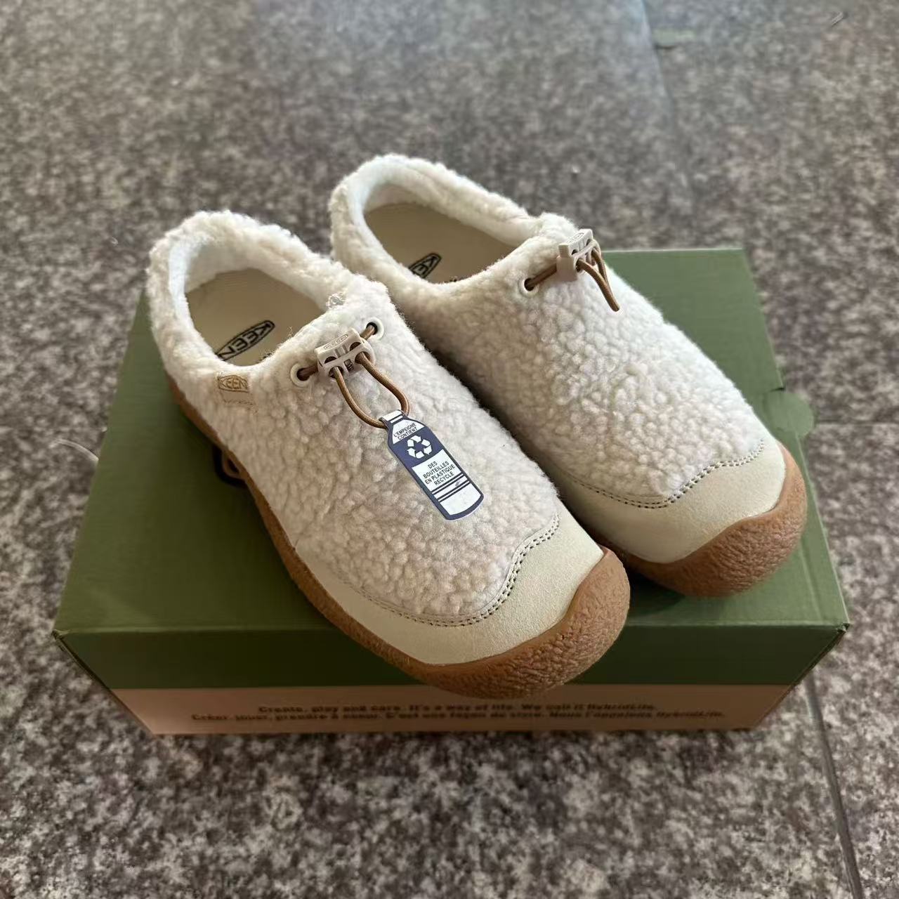 特价💰149
科恩 KEEN Howser 3 SLIDE 冬季户外保暖鞋一脚蹬毛毛鞋小羊蹄 穿一次就会爱上的温暖脚感 高保温性能的羊毛衬里加上耐磨防滑的橡胶外底 打破居家靽和户外靽的界限 你可以穿着它从室内到室外 大底 Size：35 36 37 38 39