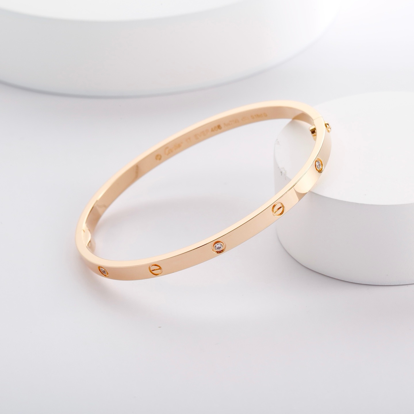 Cartier LOVE 系列作为卡地亚的标志性作品