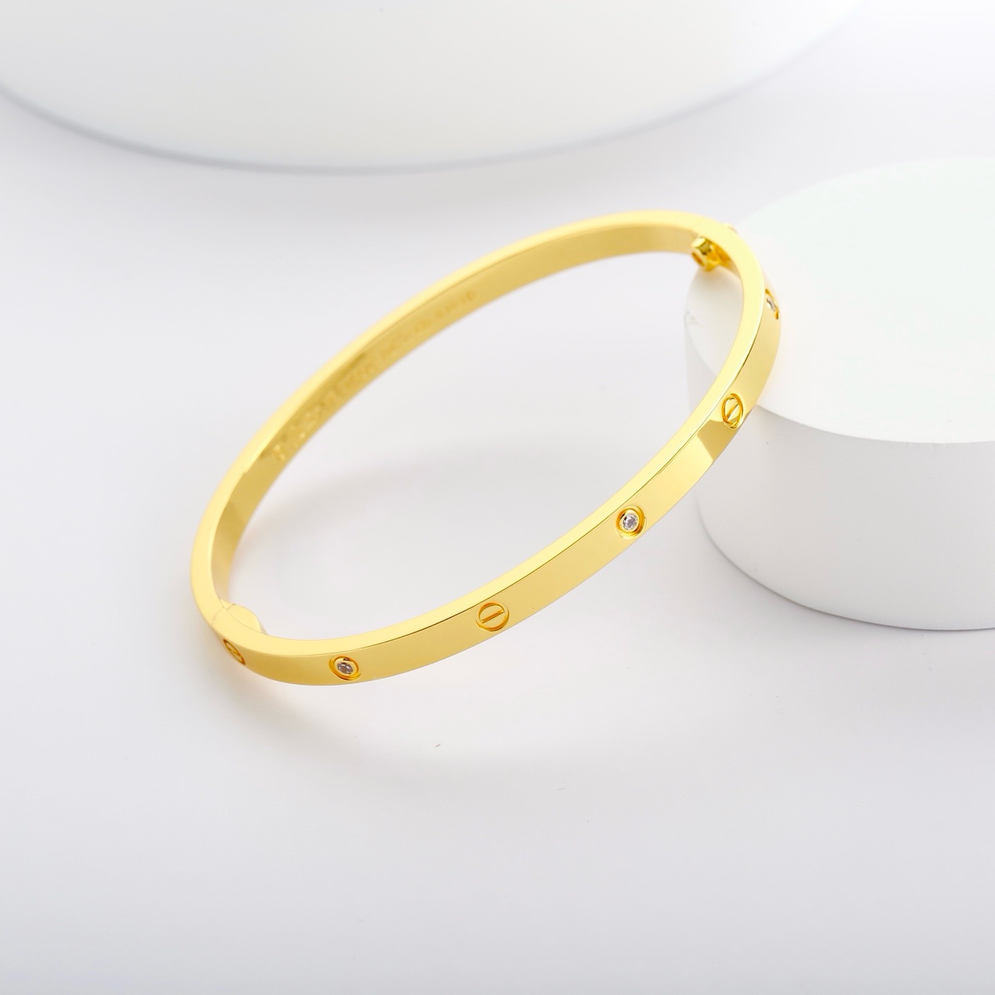 Cartier LOVE 系列作为卡地亚的标志性作品