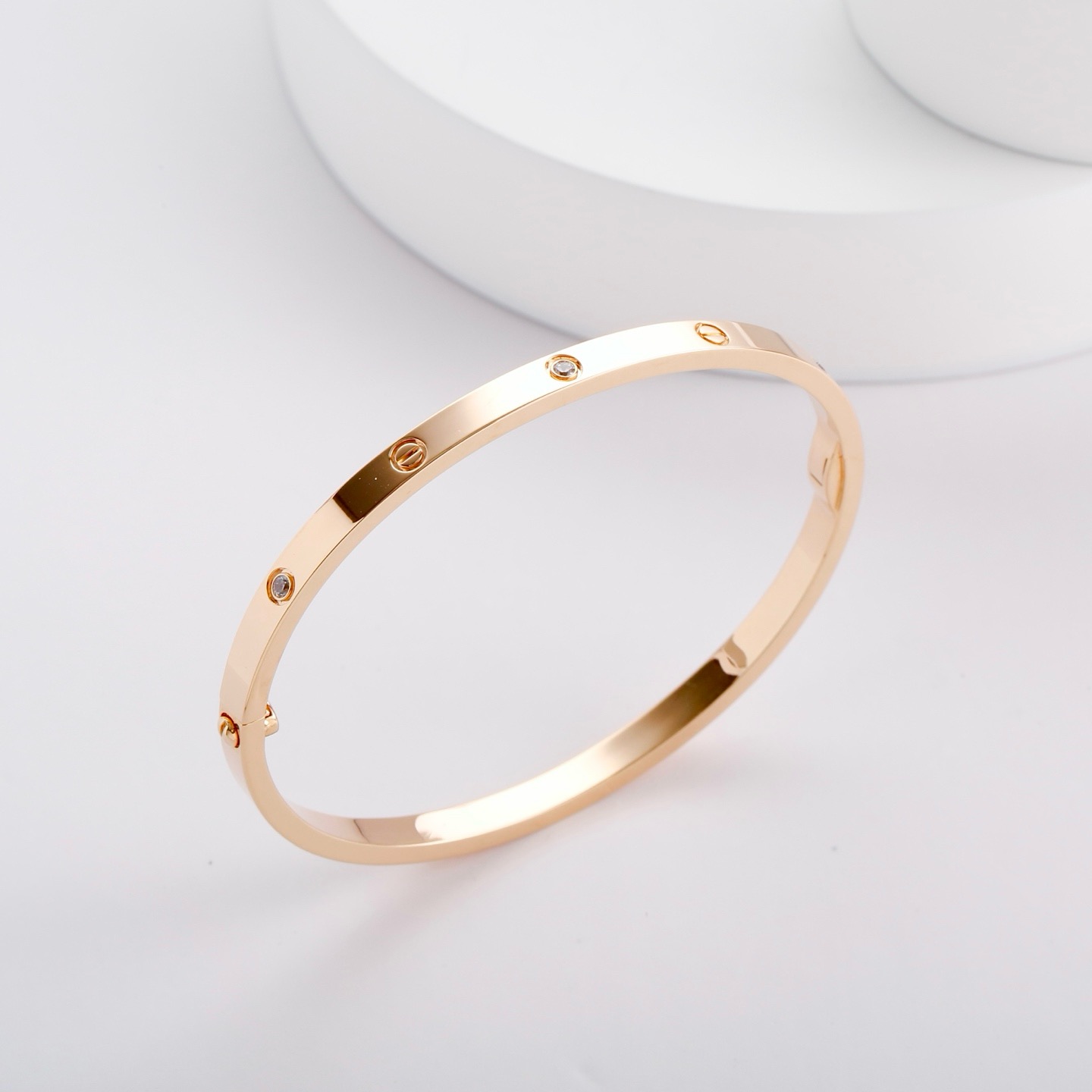 Cartier LOVE 系列作为卡地亚的标志性作品