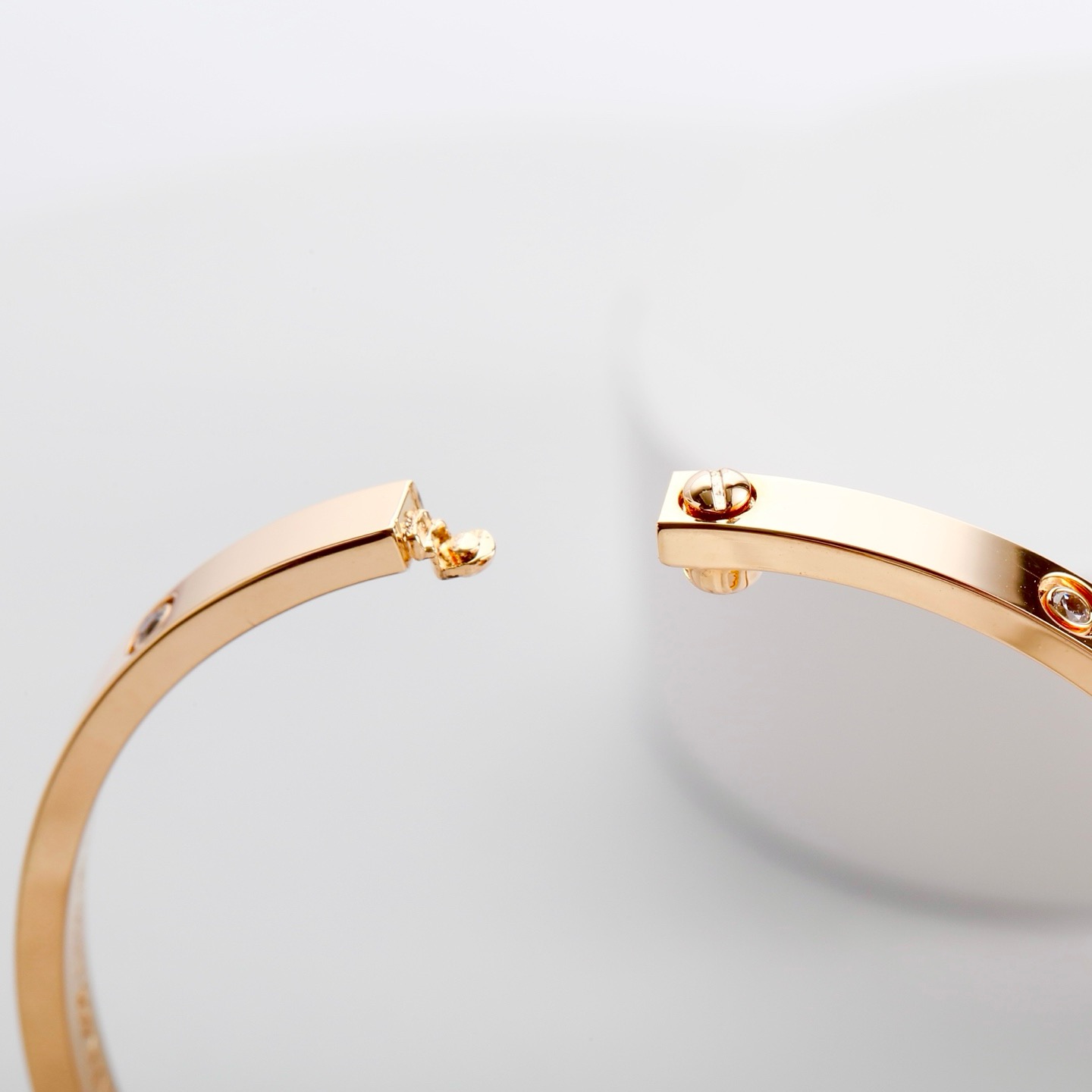 Cartier LOVE 系列作为卡地亚的标志性作品