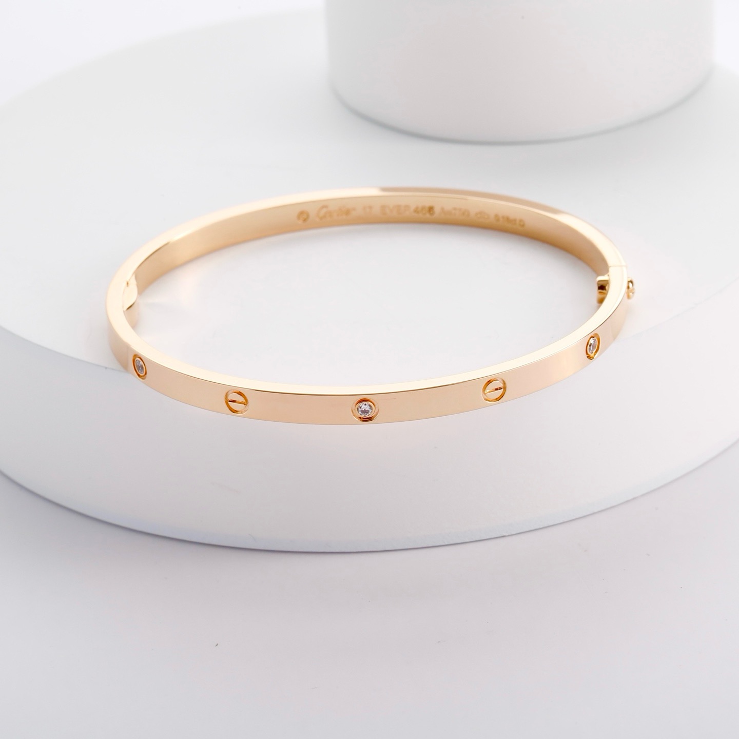Cartier LOVE 系列作为卡地亚的标志性作品