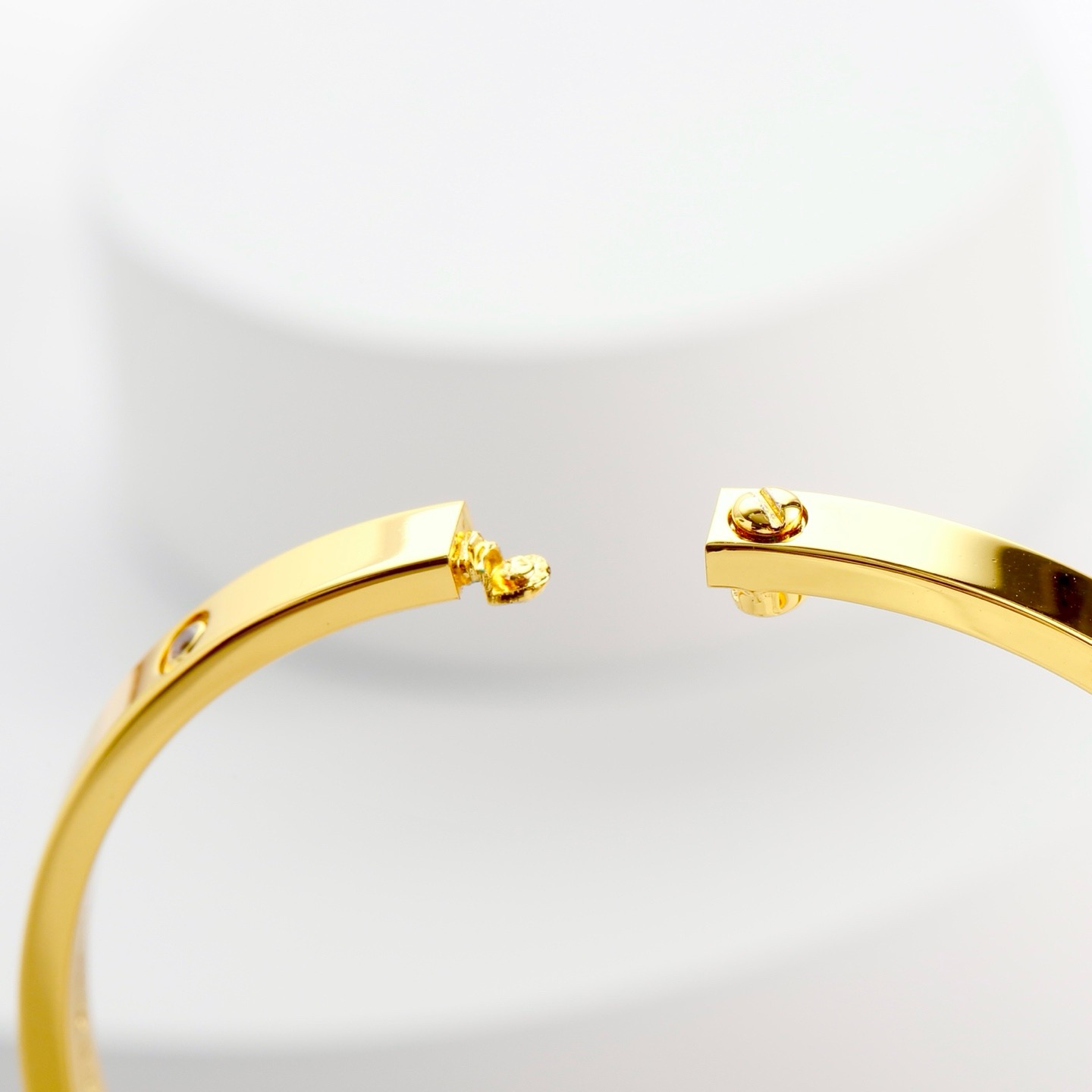 Cartier LOVE 系列作为卡地亚的标志性作品