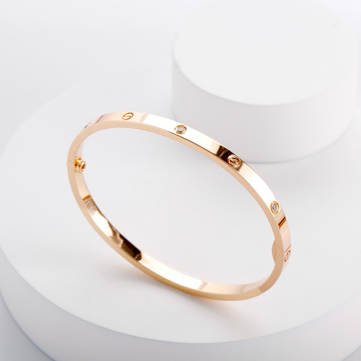 Cartier LOVE 系列作为卡地亚的标志性作品