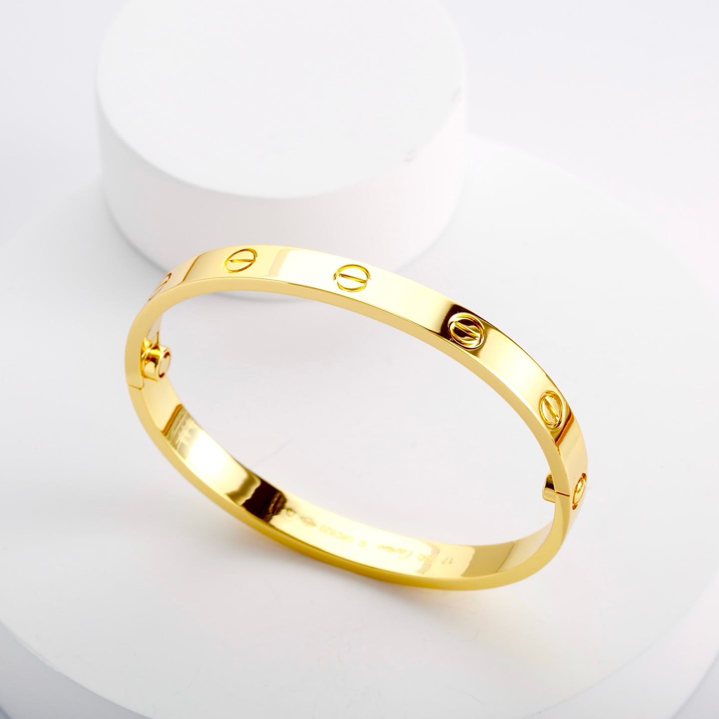 Cartier 卡地亚的Love系列手镯以其独特的设计而备受喜爱 这款宽版无钻玫瑰金手镯更是爱情的完美见证
