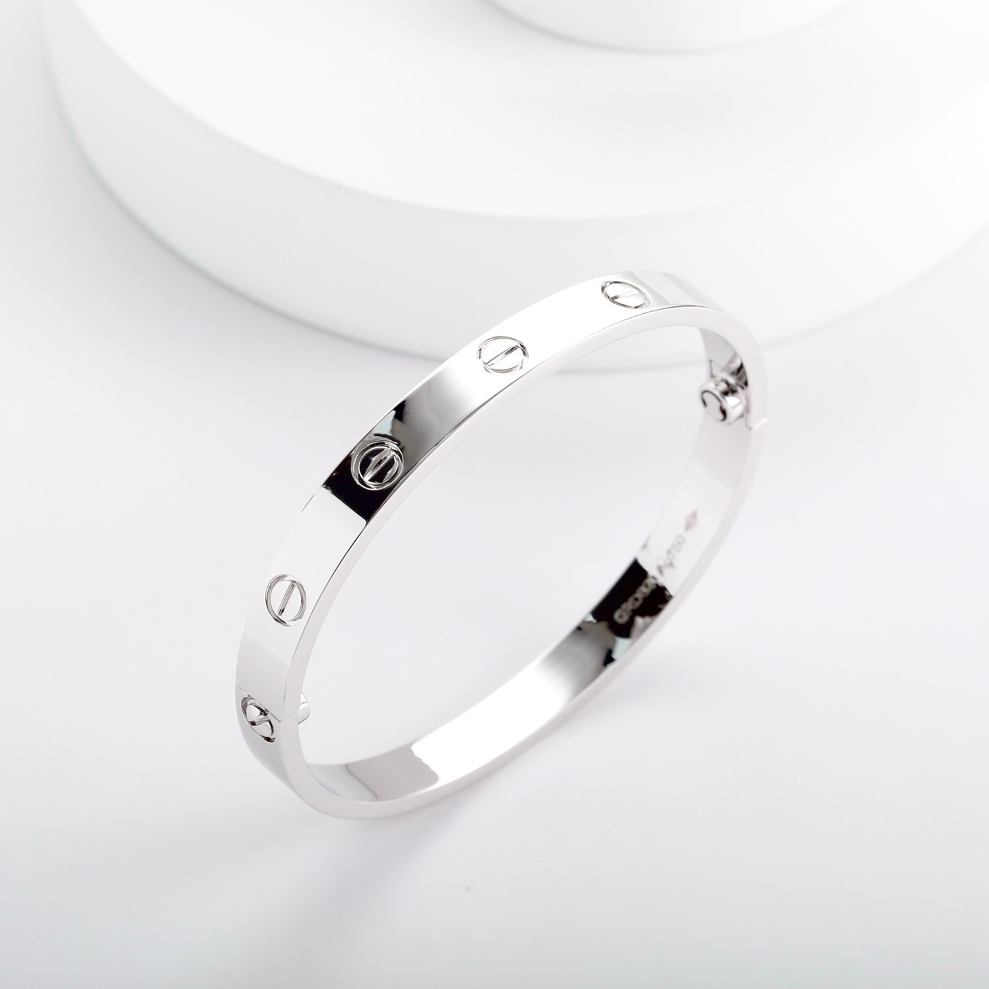 Cartier 卡地亚的Love系列手镯以其独特的设计而备受喜爱 这款宽版无钻玫瑰金手镯更是爱情的完美见证
