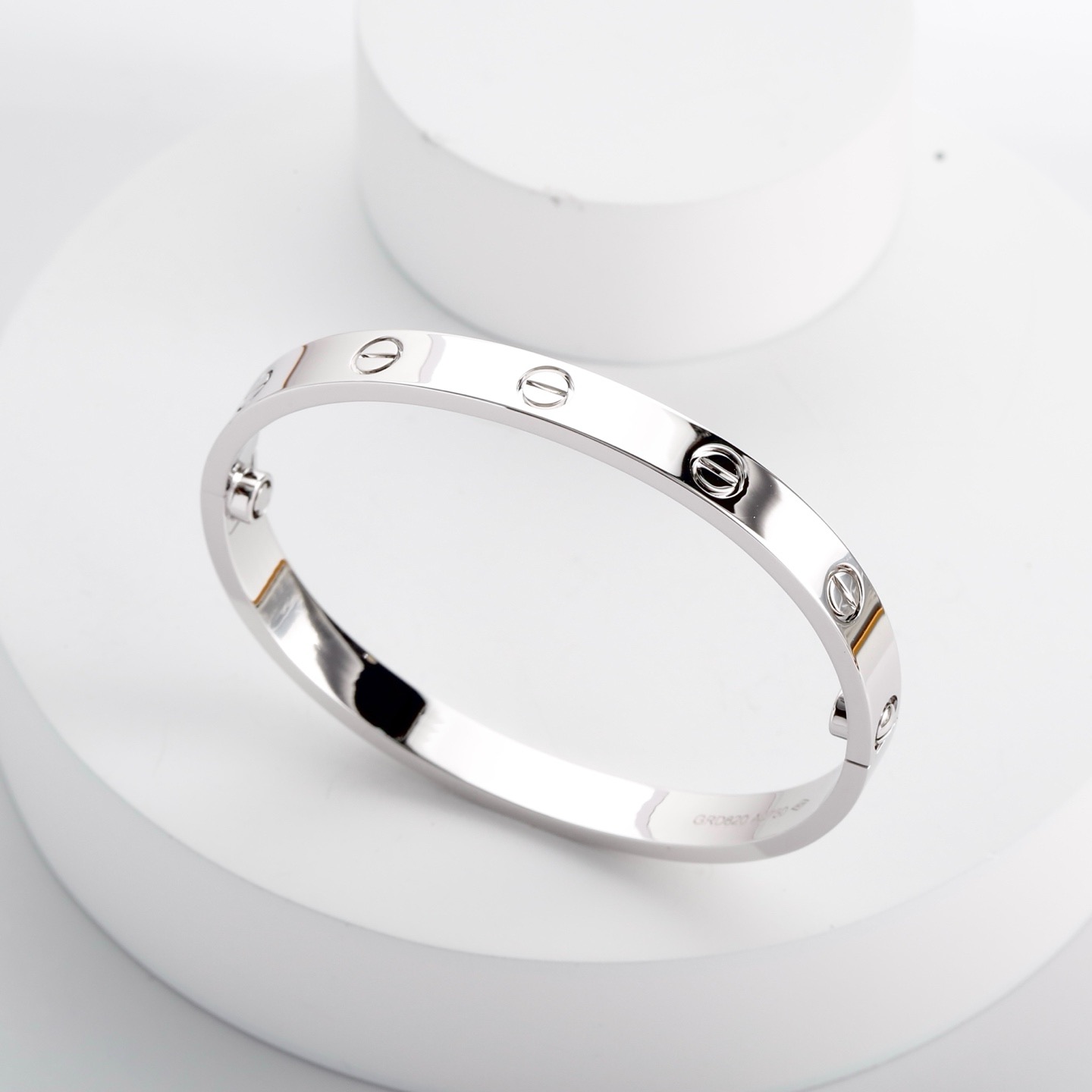 Cartier 卡地亚的Love系列手镯以其独特的设计而备受喜爱 这款宽版无钻玫瑰金手镯更是爱情的完美见证