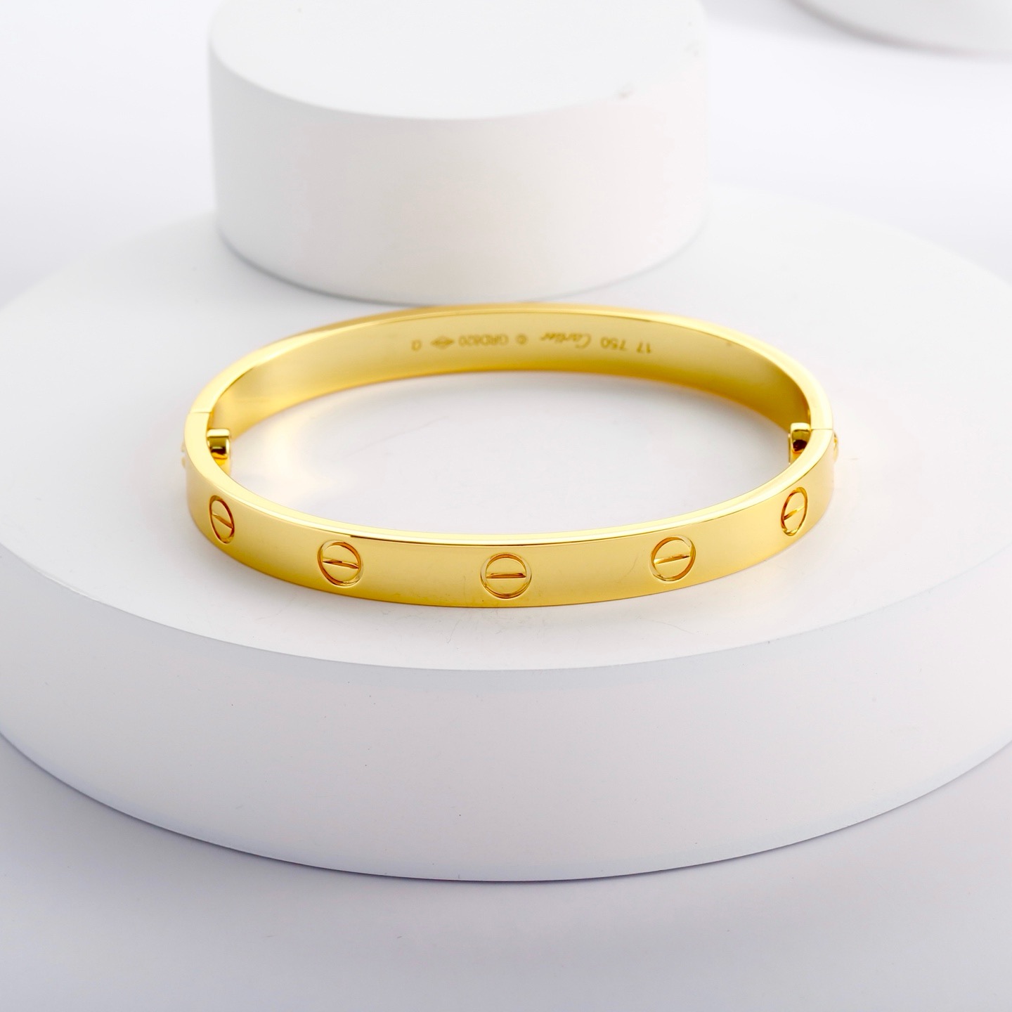 Cartier 卡地亚的Love系列手镯以其独特的设计而备受喜爱 这款宽版无钻玫瑰金手镯更是爱情的完美见证