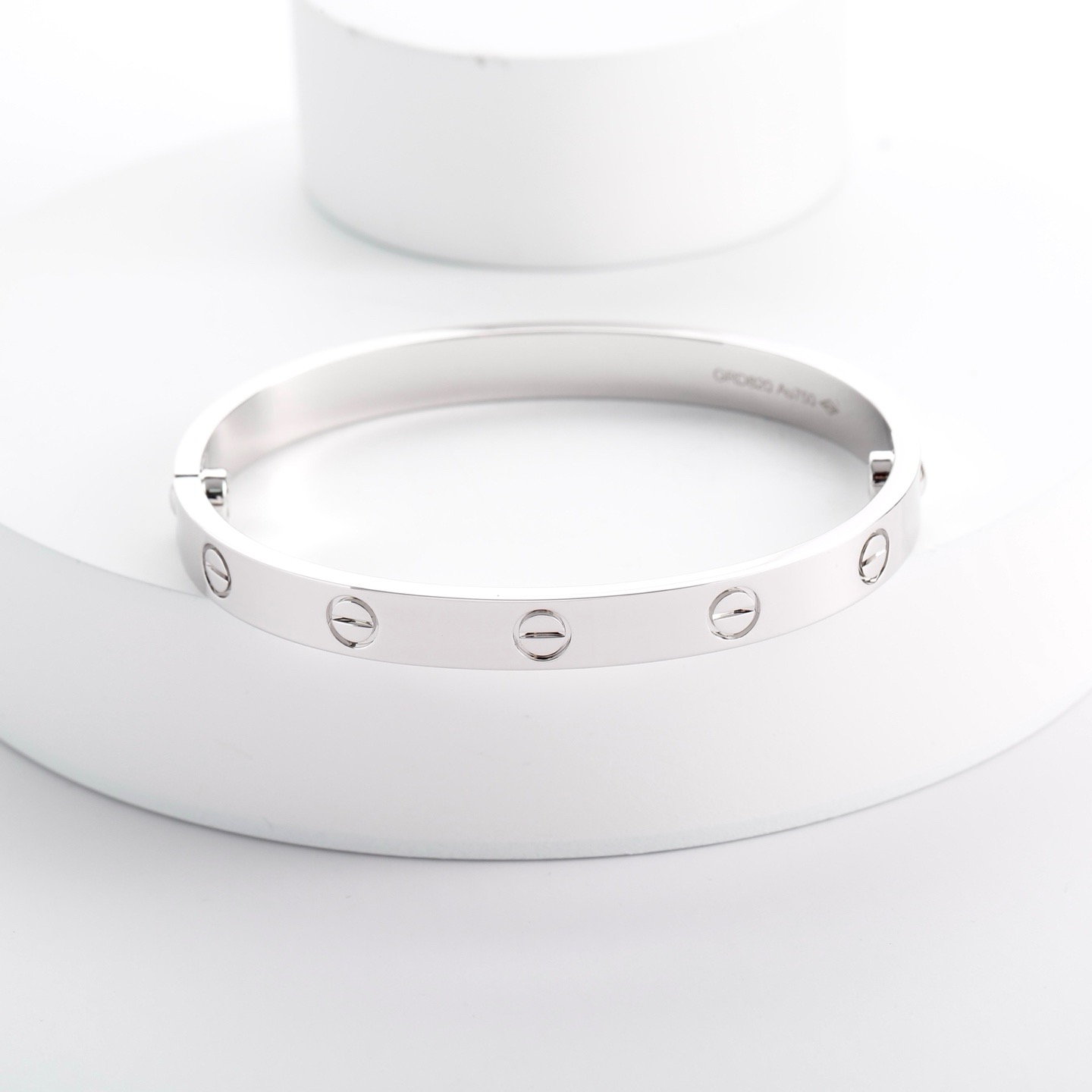 Cartier 卡地亚的Love系列手镯以其独特的设计而备受喜爱 这款宽版无钻玫瑰金手镯更是爱情的完美见证
