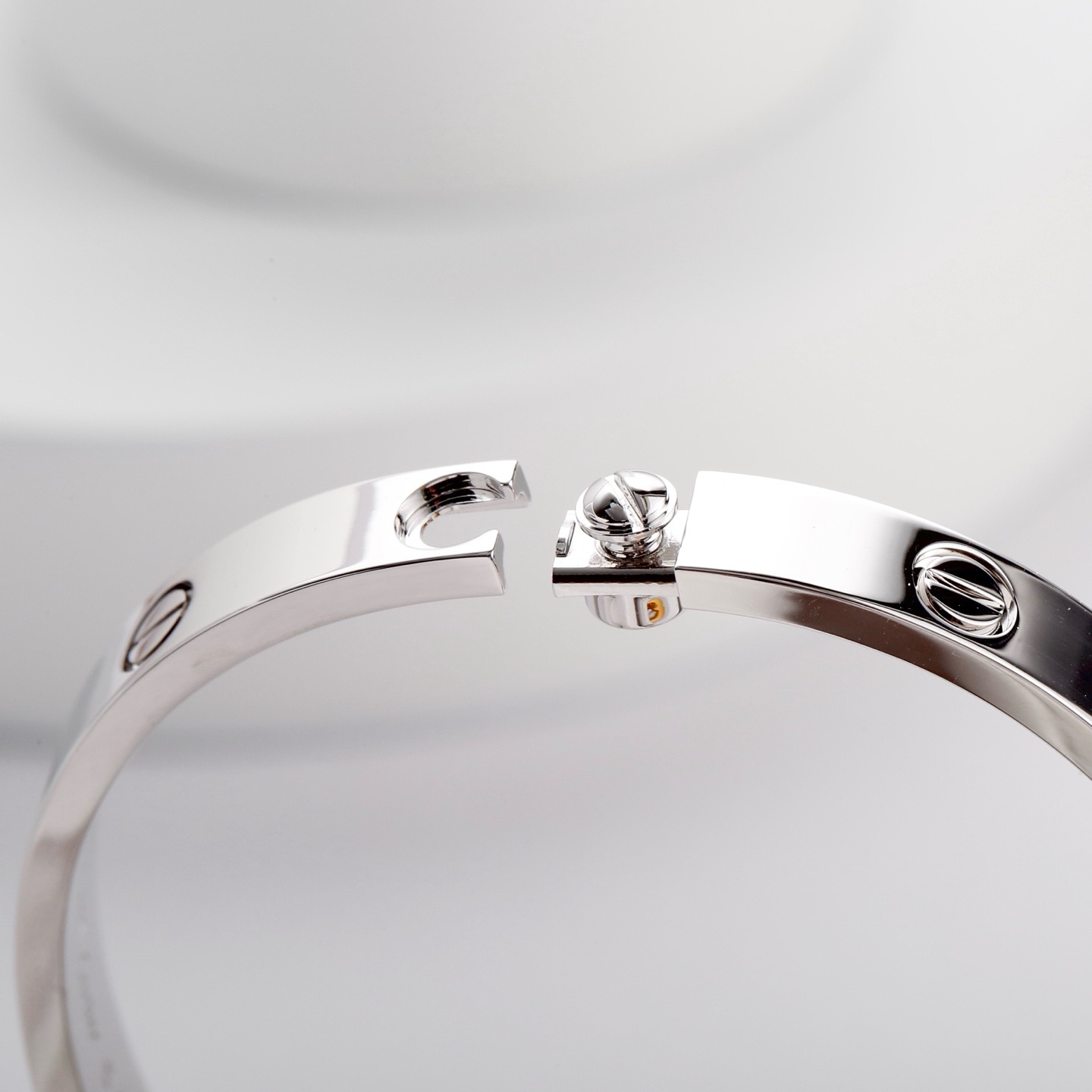Cartier 卡地亚的Love系列手镯以其独特的设计而备受喜爱 这款宽版无钻玫瑰金手镯更是爱情的完美见证