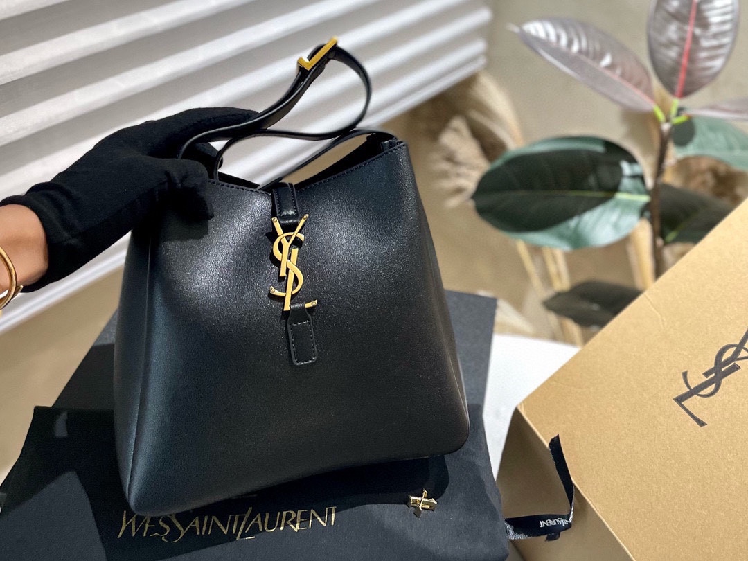 原版皮🐆💰330 折叠礼盒+官网飞机箱+免税店礼品袋 YSL 新款LE 5A7 Tote来临啦，Rose 宝贝已经背着出街啦，我们 大陆区也开始预售啰，最最新款，怎么能不拥有呢，下个月实物到店，也是有限量的一款哦！ 尺寸28 26