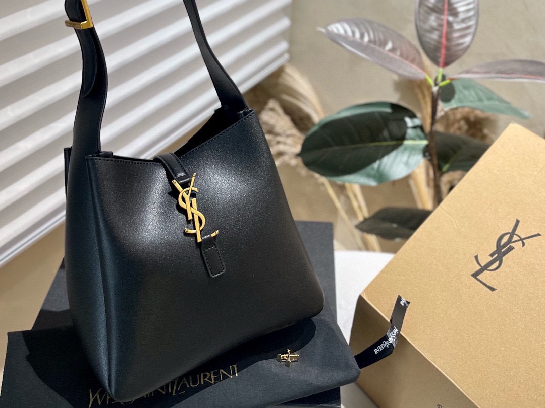 原版皮🐆💰330 折叠礼盒+官网飞机箱+免税店礼品袋 YSL 新款LE 5A7 Tote来临啦，Rose 宝贝已经背着出街啦，我们 大陆区也开始预售啰，最最新款，怎么能不拥有呢，下个月实物到店，也是有限量的一款哦！ 尺寸28 26