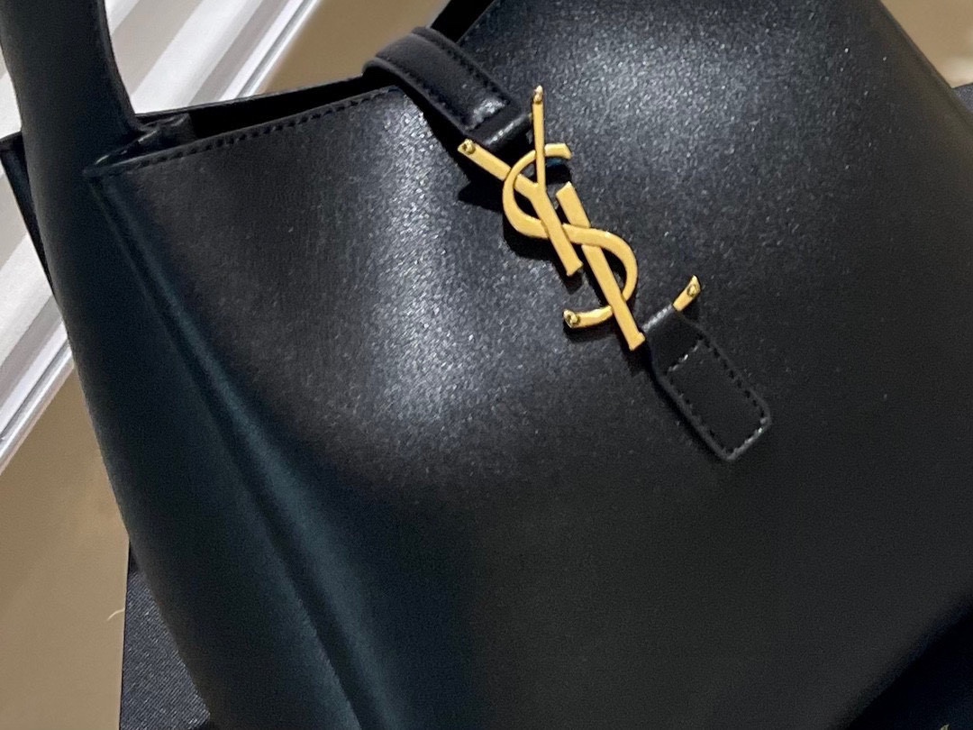 原版皮🐆💰330 折叠礼盒+官网飞机箱+免税店礼品袋 YSL 新款LE 5A7 Tote来临啦，Rose 宝贝已经背着出街啦，我们 大陆区也开始预售啰，最最新款，怎么能不拥有呢，下个月实物到店，也是有限量的一款哦！ 尺寸28 26