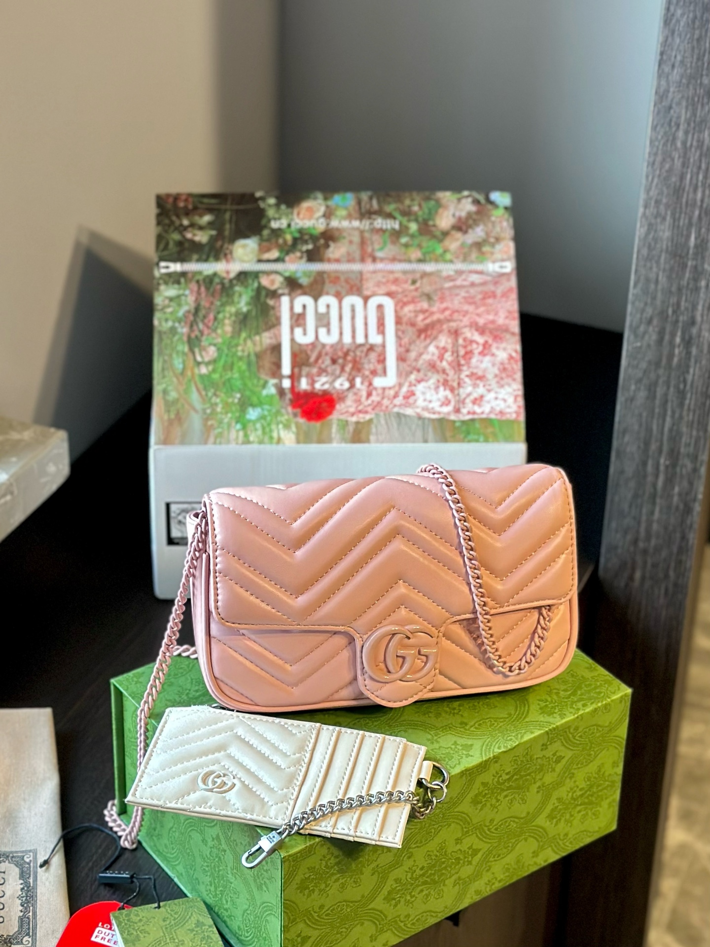 原厂皮🐆 折叠礼盒+官网飞机箱+送小木梳 Gucci 马蒙marmont 二合一链条包有点东西! GG的马蒙大家族又添了新成员,新款出的低调但新款我认为是有料的! 大小:新款是二合一子母包,长度21cm,介于超迷你165cm和22cm之间 外观:二合一外观沿用了su💰ermini的斜纹衍缝走线和细金属链条,比22和26更偏休闲俏皮,整体感觉更为轻巧. 功能对比: 比su💰ermini大就不说了! 二合一将马蒙背面的爱心衍缝图案改成了更方便实用的插袋! 3二合一最大的升级是自带一个小卡包,可以放好多卡,还可以拆下来单独使用. 总体看这款包实现一包多用.也给喜欢Gucci马蒙的姐妹们多了一个选择h! 尺寸:21*4*12cm!