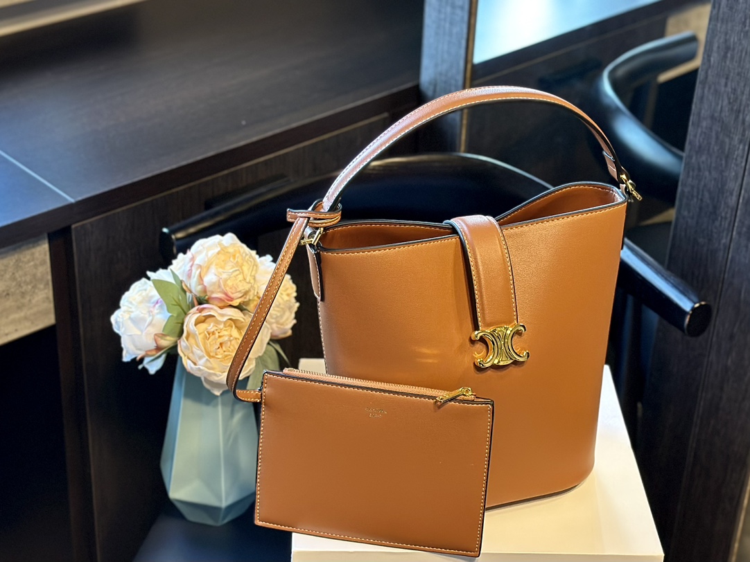 🐆💰360 折叠礼盒
Celine 24s Louise 水桶包
CELINE LOUISE中号光滑牛皮革手袋
24s新款 Louise水桶包AAA
之前种草16水桶包的宝子们看过来⑨
今年这款Louise的锁扣加入了凯旋门元素
增强了这款水桶包的辨识度更加时尚精致
可满足手拎/斜挎/肩背三种需求 容量非常可观
日常通勤/出差/办公完全无压力
喜欢的宝子放心冲~总
牛牛皮革,羊皮革村里,金色饰面,手提、肩背和斜挎,皮革翻盖,配TRIOM💰HE磁扣,1个内侧可拆卸拉链口
袋,可拆卸和可调节肩带c!
尺寸23 23cm