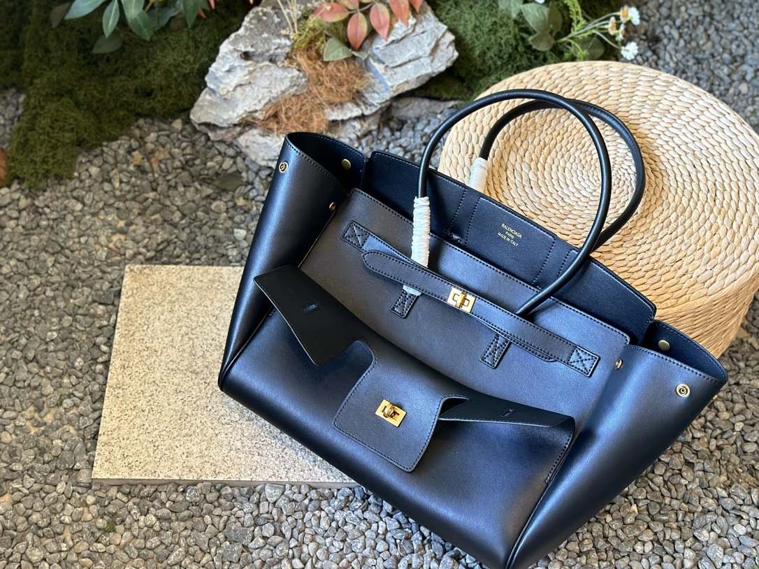 Kim Kardashian’s Balenciaga Belair: Paris Family’s Fashion Statement. - 图片 1
