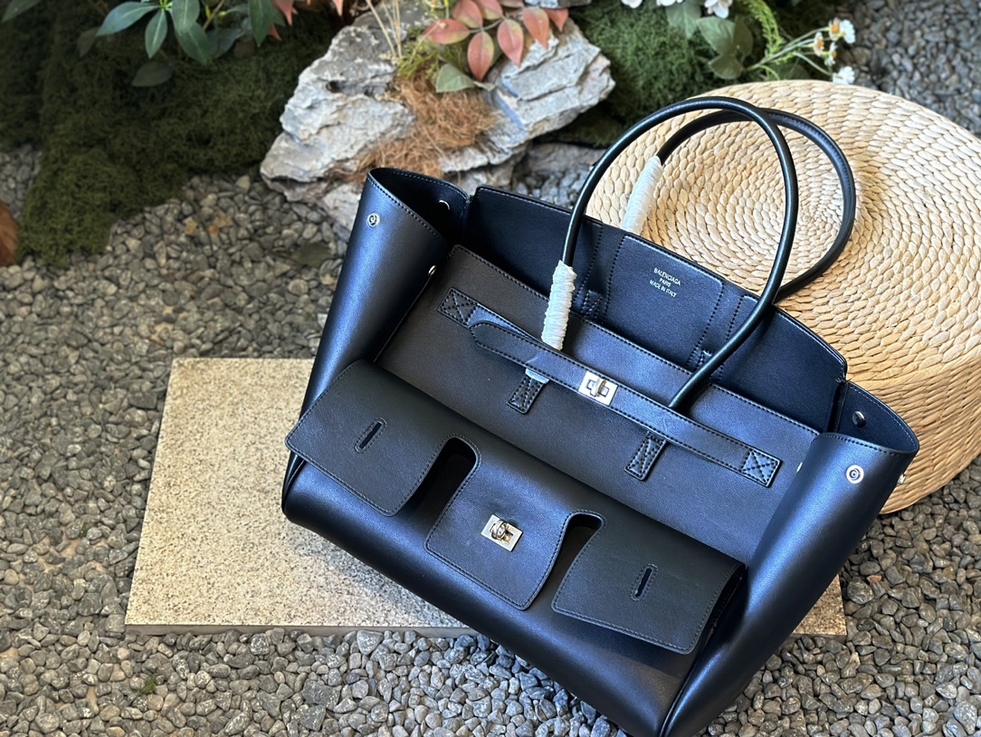 Kim Kardashian’s Balenciaga Belair: Paris Family’s Fashion Statement. - 图片 2