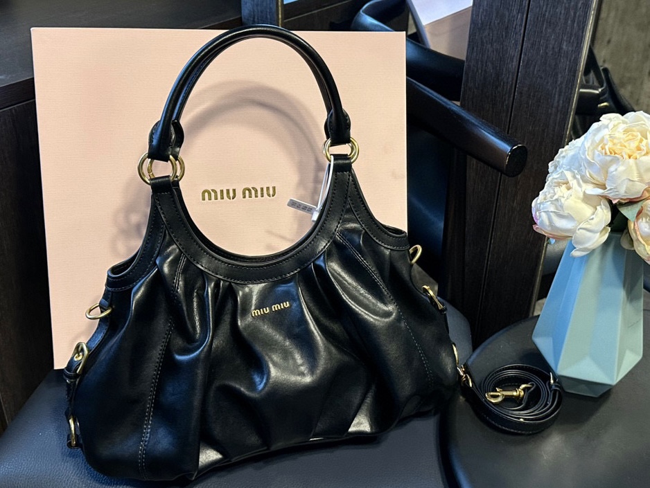 🐆💰440 礼盒包装 缪缪MIUMIU今年最特别款式 tote 斜挎包-个性鲜明,能驾驭各种风格,可甜可盐,容量可光,各大明星时尚搏主几乎人手一个yd,尺寸:29 20