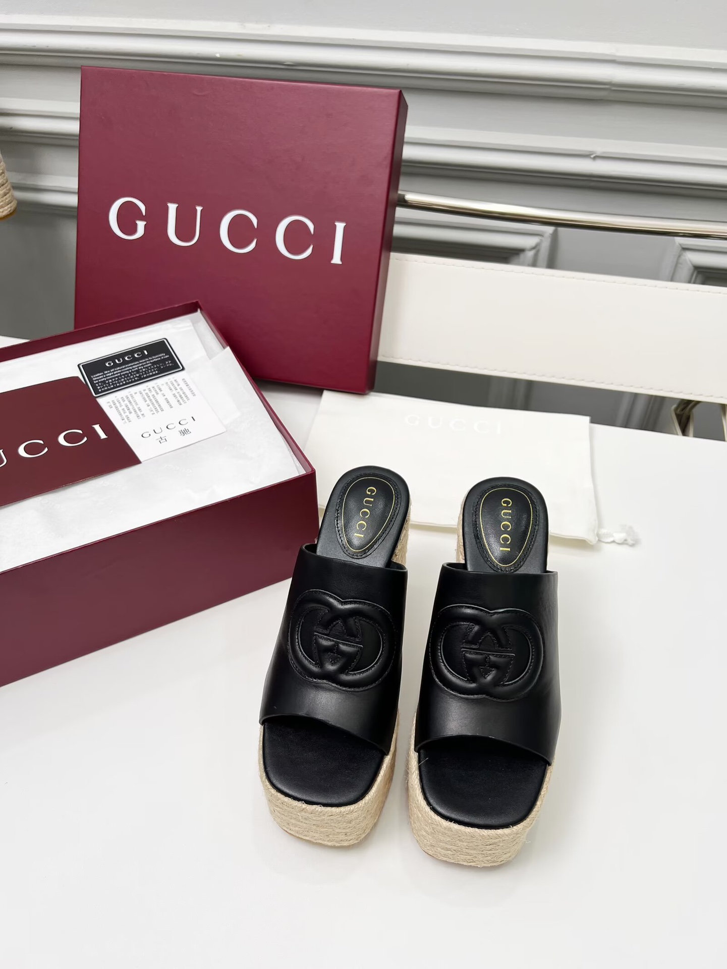 NO:384414,Gucci new slippers, a fashionable, high-end and unique style. The foot is stable, comfortable and durable, convenient and unique in daily matching. It is a must-have classic model in summer. The upper uses GUCCI brand car line, fabric cowhide, inner/foot-up sheepskin. The height of the water platform is 11cm. The color is black, white, brown, burgundy, pink. The size is 35-42 (41, 42 needs to be customized). The packaging is equipped with cloth bags., slippers, gucci, slippers, cowhide, sheepskin.19860909古琦新款拖鞋 ,时尚高端又个性十足的一款 上脚很稳舒适又耐穿,日常搭配方便又独特,夏日必备经典款,鞋面采用GUCCI品牌车线 面料牛皮 内里/垫脚羊皮 水台高度11cm 颜色黑、白、棕、酒红、粉 码数35—42（41、42需定做） 包装配有布袋 卡片.,拖鞋,gucci,slippers,cowhide,sheepskin,Women's Shoes