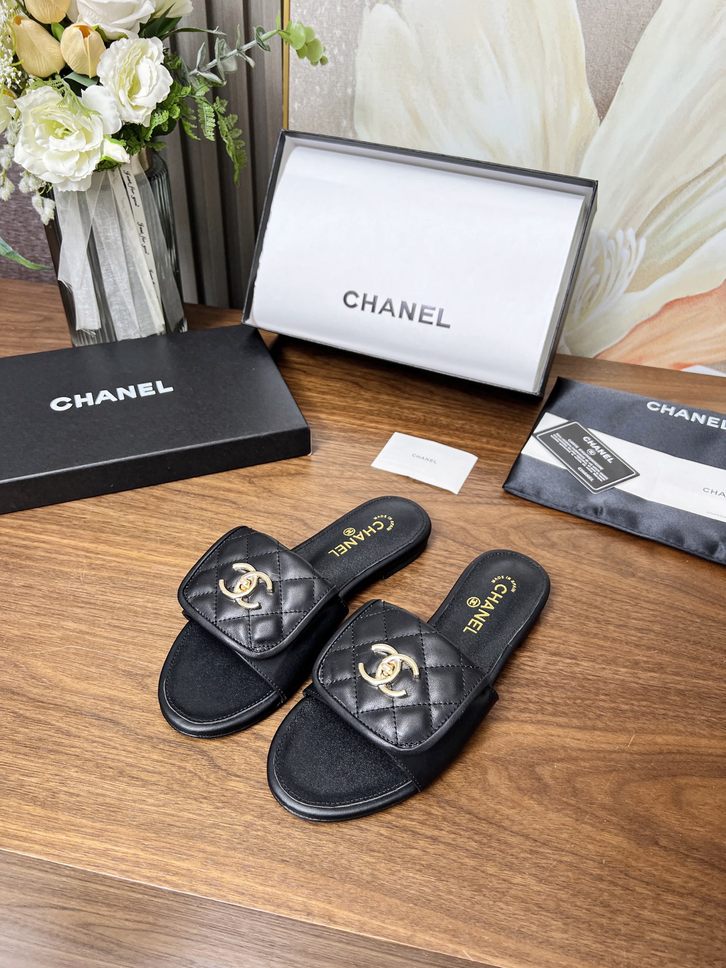 Chanel Sandalias clásicas de Chanel ✅, muy clásicas hechas de piel de vacuno con estampado de rombos😊 y además tienen …