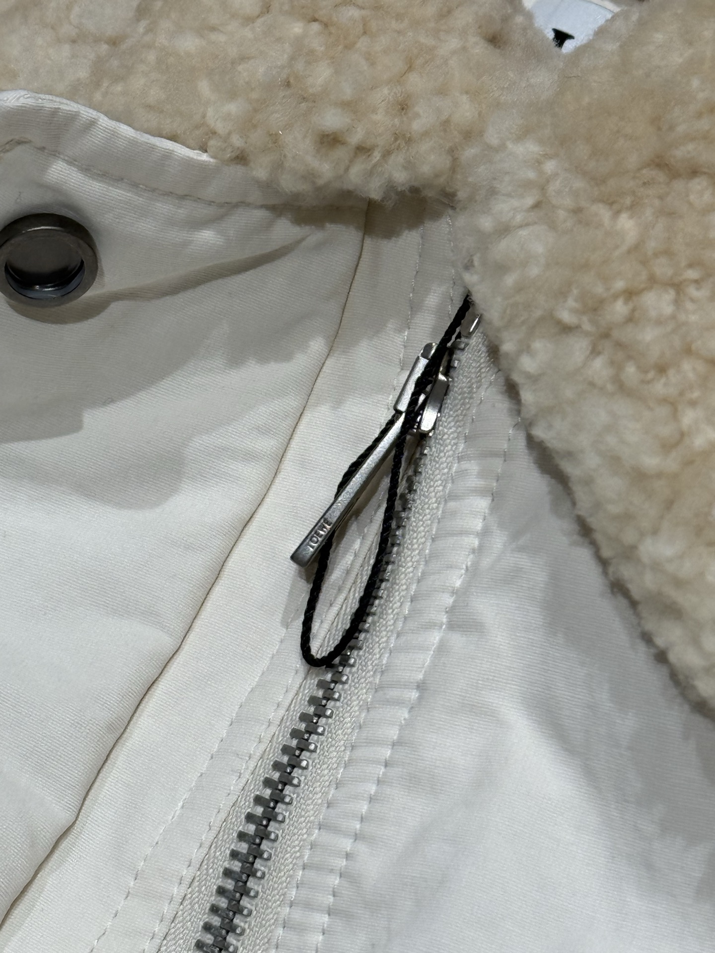 Loewe men LOEWE white fur collar down vest — photo 6