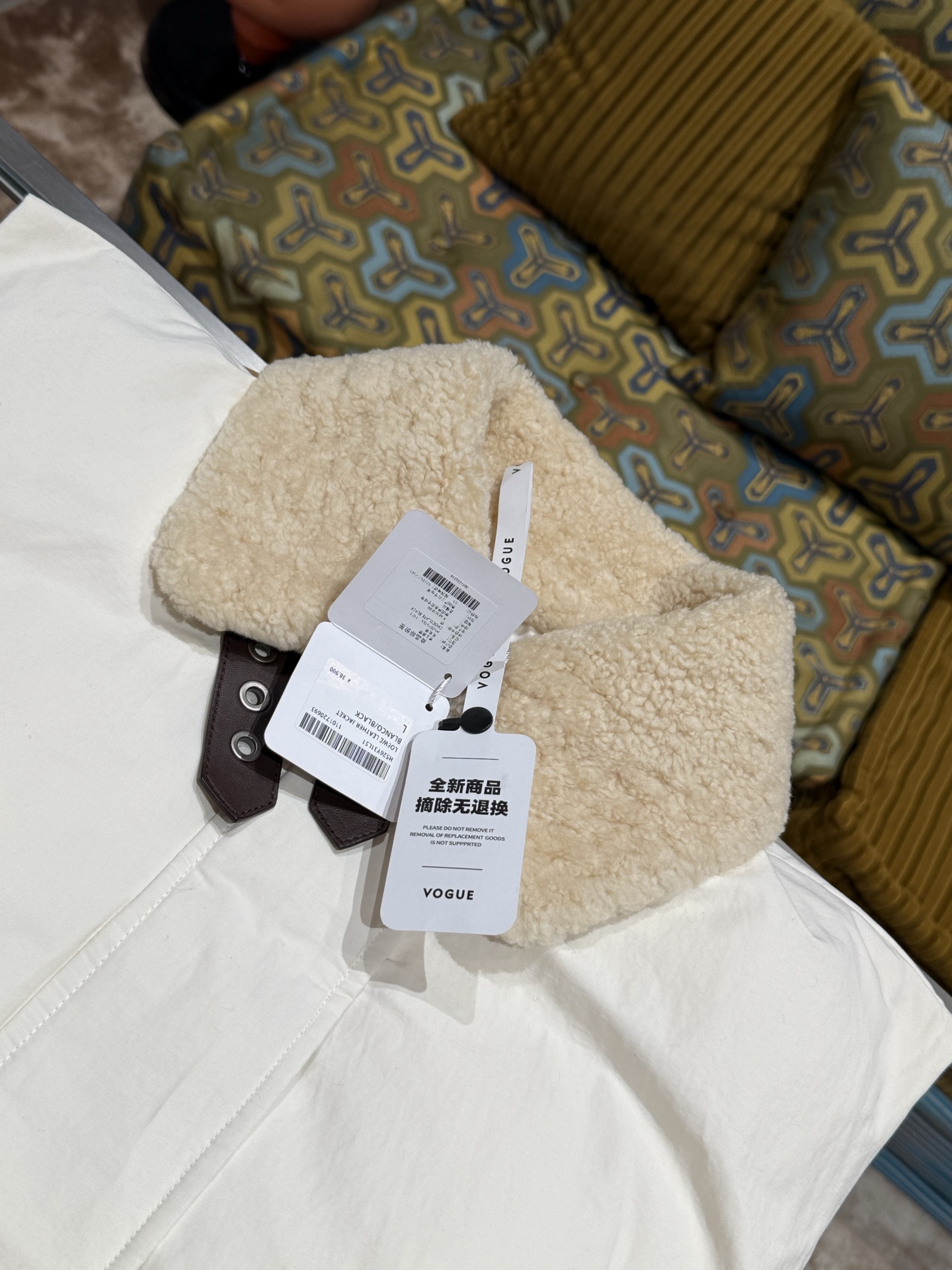 Loewe men LOEWE white fur collar down vest — photo 3