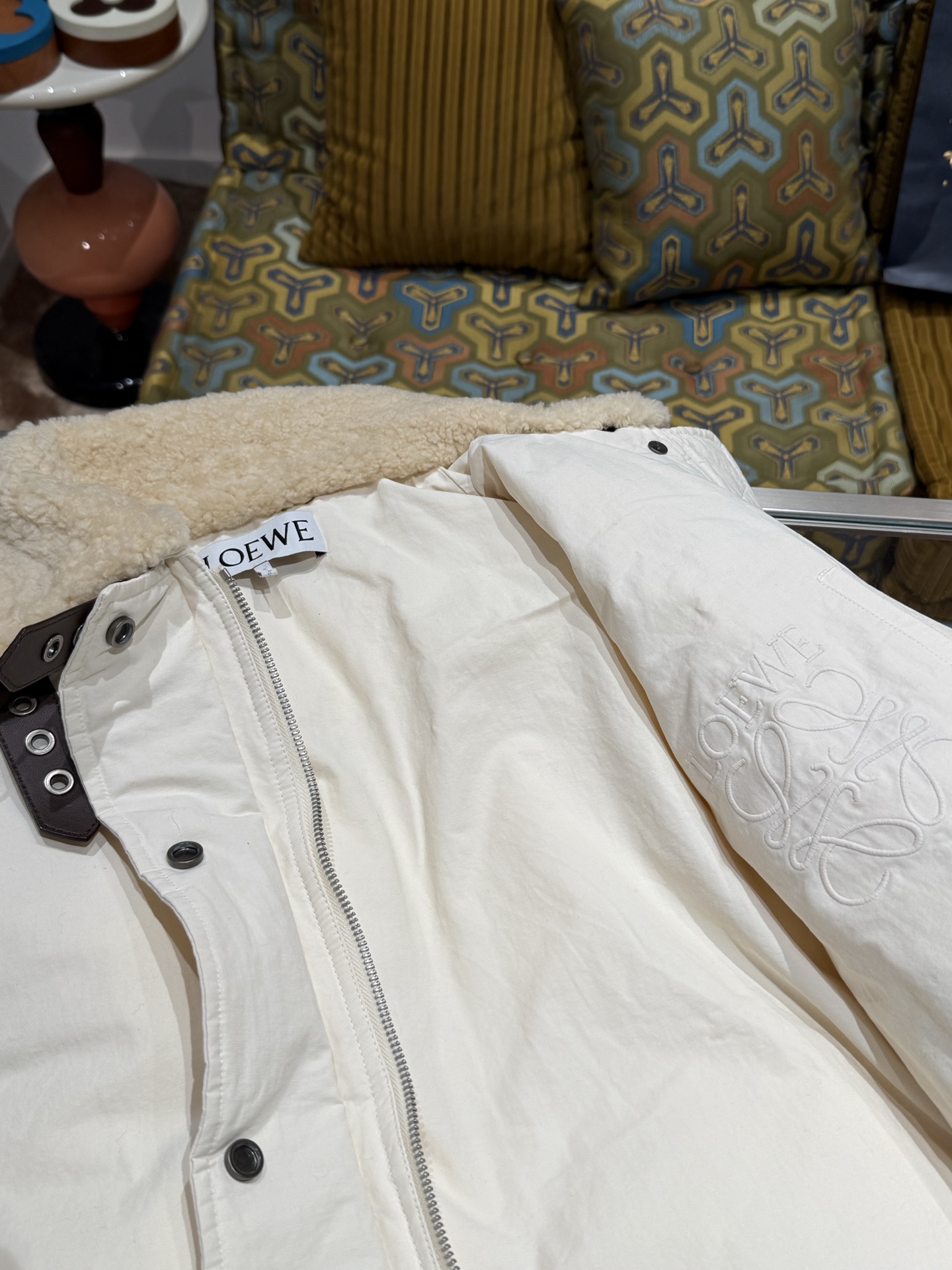 Loewe men LOEWE white fur collar down vest — photo 7