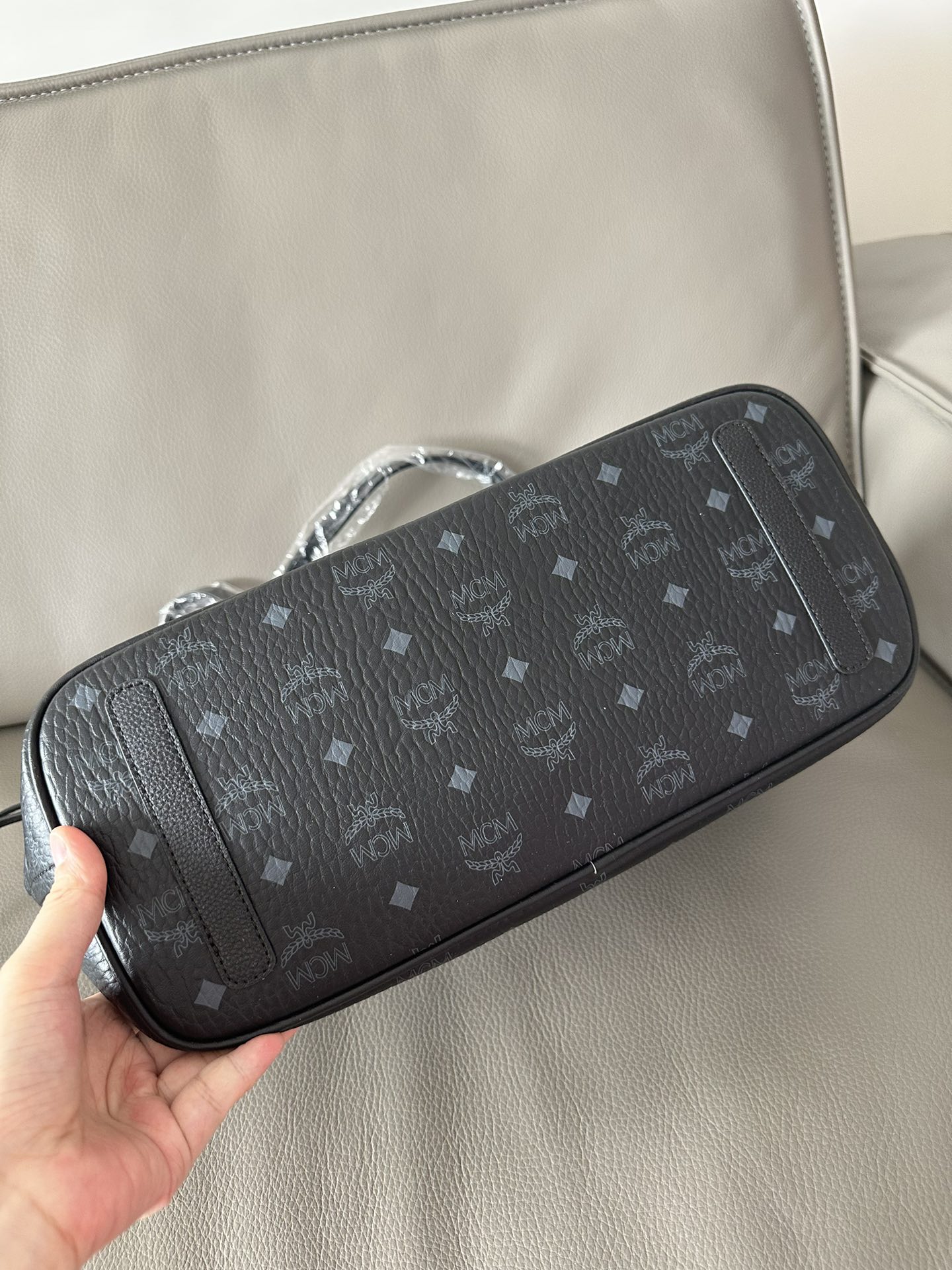 MCM 独家 可翻转至格纹印花衬里的一面使用 侧边抽绳可调节轮廓 并配有可拆卸内袋 顶部皮革双提手