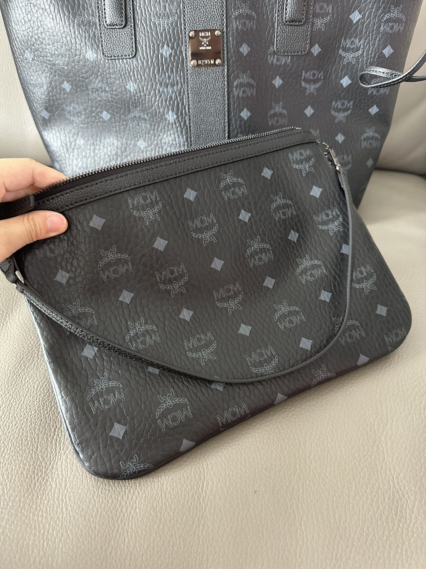 MCM 独家 可翻转至格纹印花衬里的一面使用 侧边抽绳可调节轮廓 并配有可拆卸内袋 顶部皮革双提手
