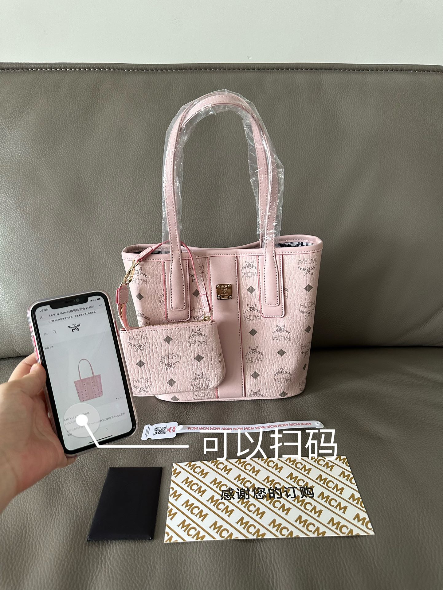 NO:754562,Exclusively released new products, hot-selling items, this year’s most cracking recommendation ~ MCM’s new mini mini bag is extremely light in weight!  The tote bag is also very cute, I absolutely love it. The size is about the same as a vegetable basket. [Rose] Compared with the large and small tote bags, there are less drawstrings on the sides!  The mouth of the bag has a suction buckle, which can be carried by hand or under the armpit. The size is 11.5*28*20CM. Model No. 65034, MCM19860909新品独家上新爆款出货本年度最墙裂推荐～MCM新款迷你子母包 自重特别轻！小子包也特别可爱,绝对心头爱 大小和菜篮子差不多哟[玫瑰]跟大号和小号的托特子母包相比两侧少了抽绳！包口多了吸扣,可手拎,可腋下,尺寸11.5*28*20CM款号65034批,MCM,Bag