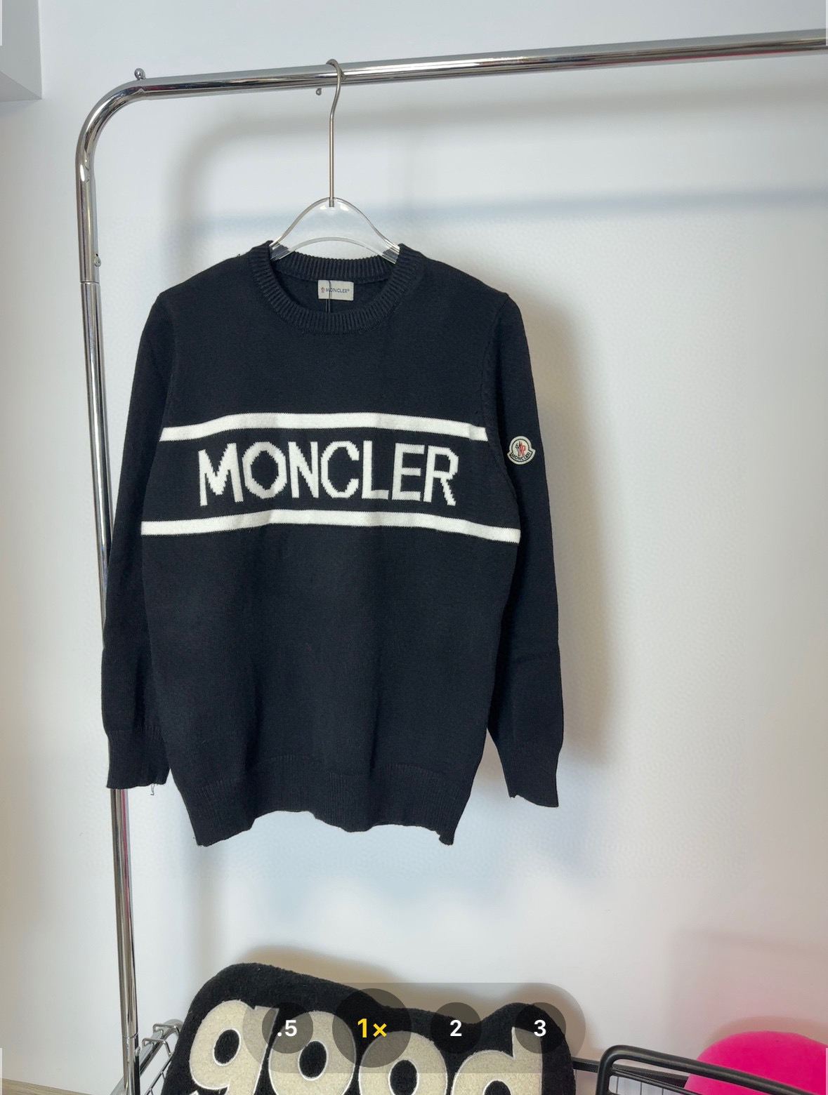 款号：HMY22# Moncler 蒙口情侣款春秋冬两色小标针织圆领毛衣 蒙口经典字母logo用砂线针织拼接而成 7针提花机作业 纱线精选柔软舒适 不扎人 经典小标简约大气一件衣服超过一斤的克重 妥妥的高品质 1:1定制 真正的还原ZP …