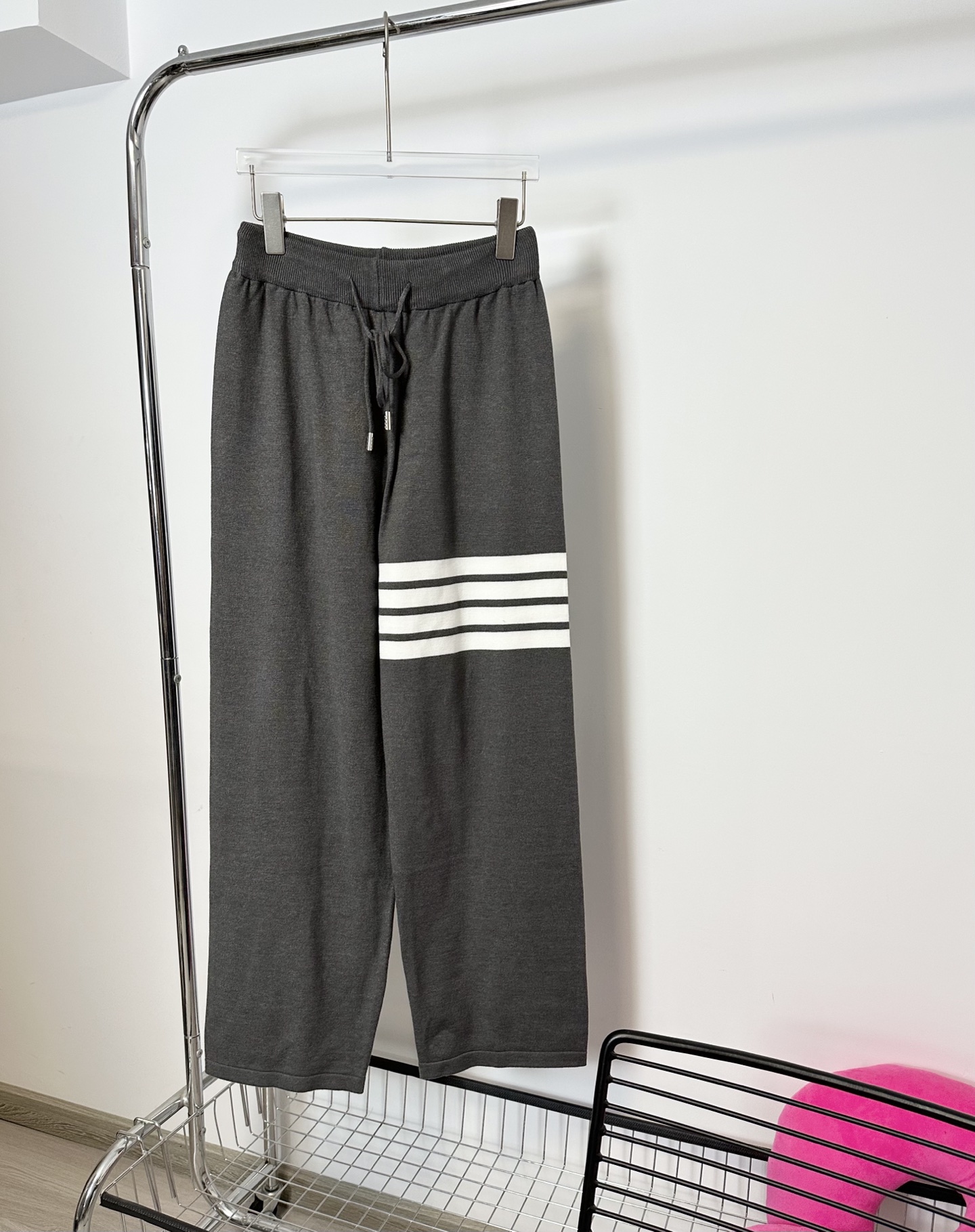 N.º de modelo: HMY160# Pantalón TB de punto, pierna recta y ancha. Mismo modelo que en tienda THOM BROWNE. Lana de 550g…