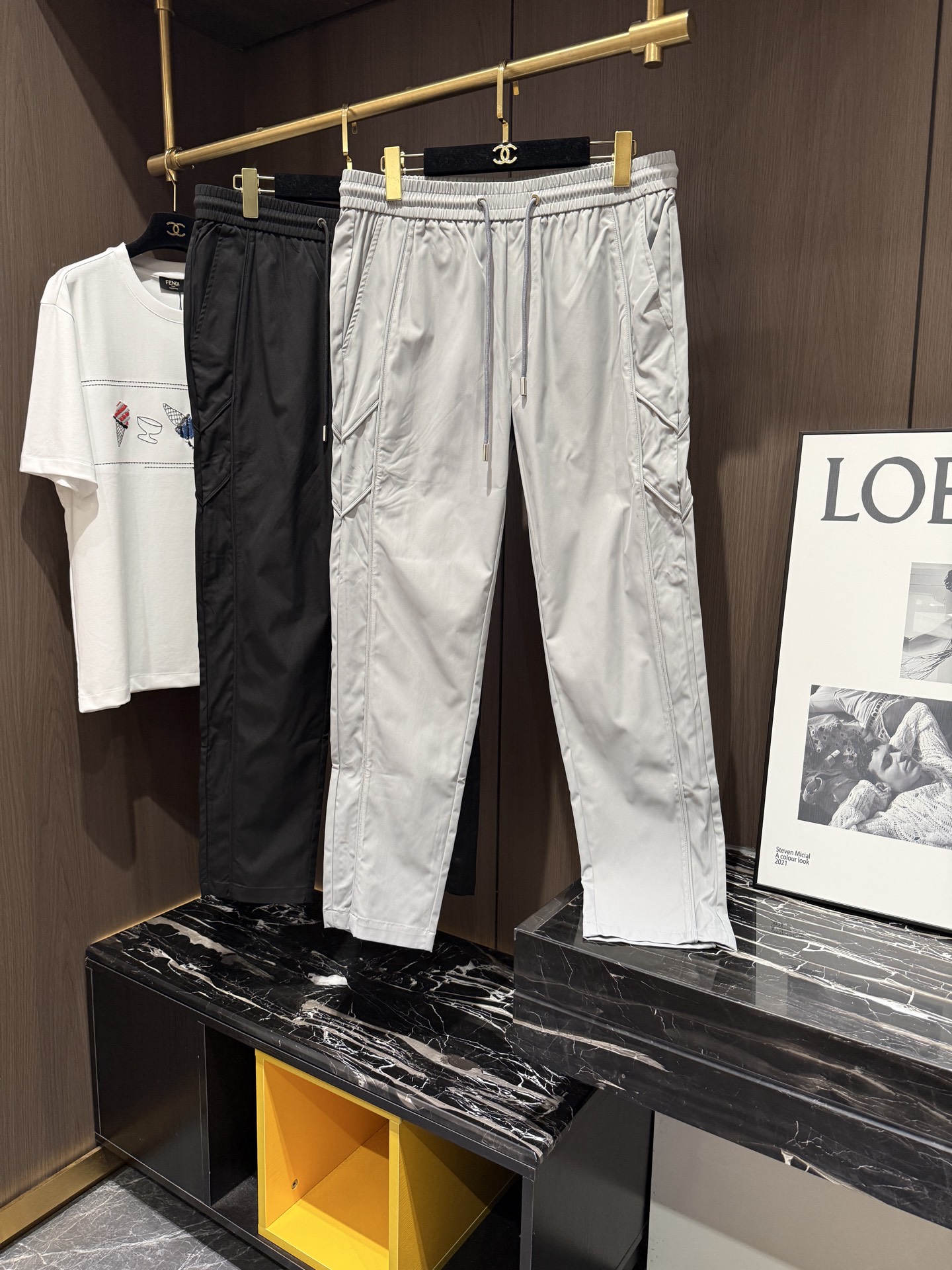 NO:835750,GIV26ss new casual drawstring trousers, the latest upper body style, invincible!  You can definitely close your eyes and close your eyes. This type of pants is very versatile and has an elastic waist. It can be worn for daily work and outdoor sports. It is the perfect combination of fashion and leisure and outdoor sports, so it is your best choice whether you wear it daily or outdoors. Extreme comfort and quick perspiration are the most popular focus, which improves the wearing comfort and is suitable for aerobic exercise and cross-country running conditions. This type of running casual pants has an extremely wide range of applications, allowing you to naturally maintain your love for sports in the summer, and can also be worn in leisure life.  Size M-3XL,,19860909GIV26ss新款休闲抽绳长裤 最新款上身版型无敌正！绝对可以闭眼收的一款,此款裤子非常百搭,弹力腰围,日常上班 户外运动都可以穿着,是时尚休闲与户外运动的完美结合,所以无论您平时穿或者户外穿都是您的最佳选择. 极致舒适和快速排汗是备受青睐的重点,提升穿着舒适度,适合有氧运动和越野跑条件下穿着,此款是一件适用范围极其广泛的跑步休闲裤,让你在夏天自然可以保持对运动热爱,也可以在休闲 生活中穿着 码数M-3XL,,,Men's clothing