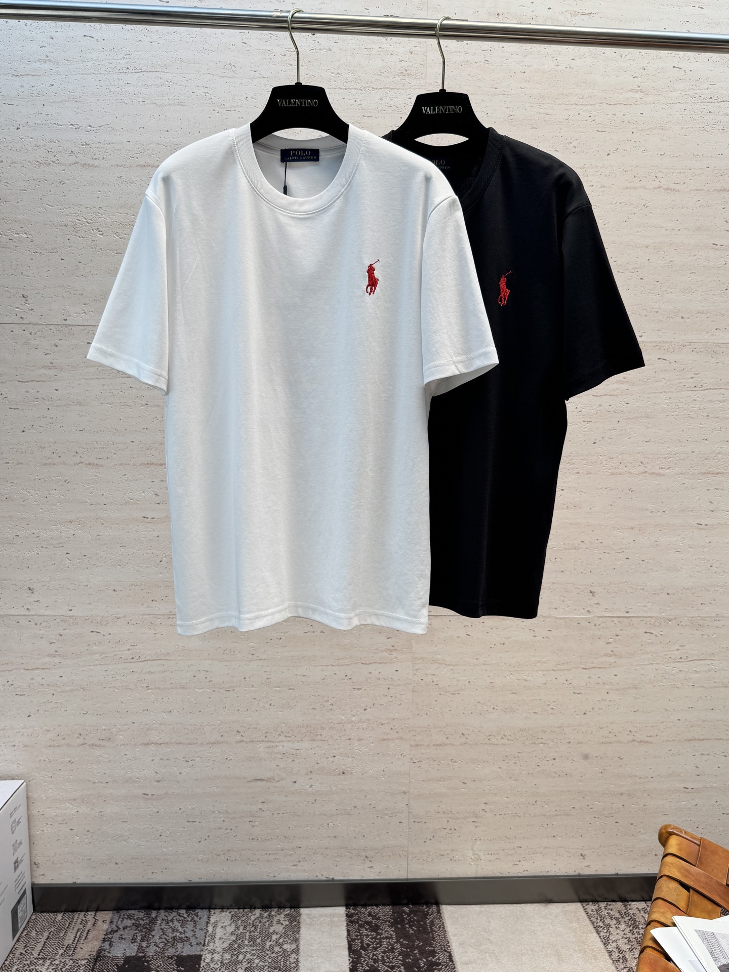NO:835805,POLo26S new spring and summer casual men's round neck short sleeves are very stunning. Made of pure cotton fabric supplied by customers. It has excellent breathability and warmth. Even if it is worn close to the body, it will not feel prickly at all. The comfort level is definitely beyond your imagination. You will understand when you get the actual product!  !  !  Size S-2XL,,T-shirt,19860909POLo26S新款春夏休闲男士圆领短袖,十分惊艳,客供纯棉面料打造 拥有优越的透气性与保暖性,即便是贴身穿着也不会有扎刺感可言,舒适程度绝对超乎你的想象,实物到手你就会懂得！！！码数S-2XL,,T-shirt,,Men's clothing
