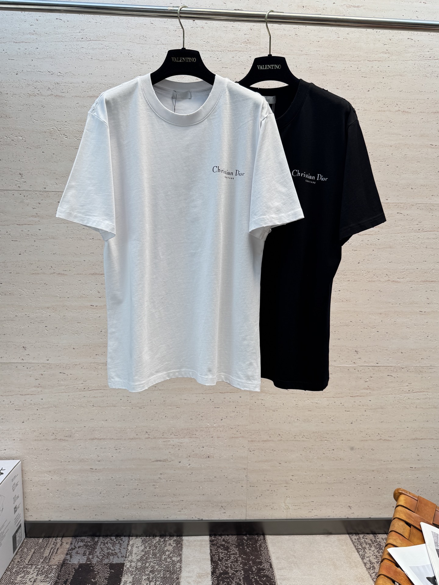 NO:835799,CD26S new spring and summer casual men's round-neck short-sleeve is very stunning. It is made of pure cotton fabric provided by customers. It has excellent breathability and warmth. Even if it is worn close to the body, it will not feel prickly at all. The comfort level is definitely beyond your imagination. You will understand when you get the actual product!  !  !  Size S-2XL,,T-shirt,19860909CD26S新款春夏休闲男士圆领短袖,十分惊艳,客供纯棉面料打造 拥有优越的透气性与保暖性,即便是贴身穿着也不会有扎刺感可言,舒适程度绝对超乎你的想象,实物到手你就会懂得！！！码数S-2XL,,T-shirt,,Men's clothing