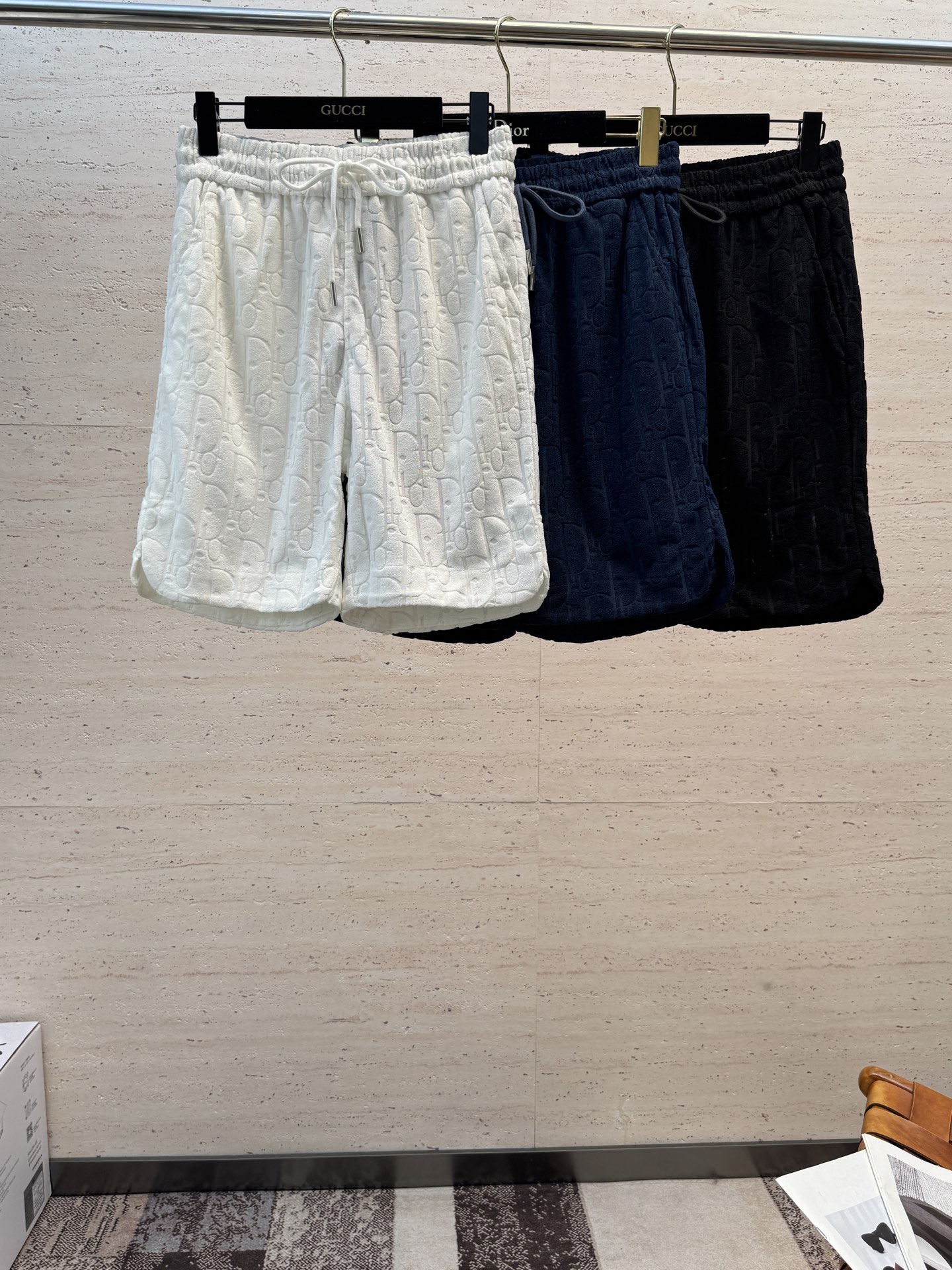 NO:835772,CD26SS summer men's drawstring shorts...custom-supplied high-quality knitted cotton, clear cotton texture, delicate and soft, different from other fabrics...letter embroidery technology, extremely atmospheric style, full of vitality, adding a comfortable and comfortable attitude to life in summer!  !  !  Size XS-L,,shorts,19860909CD26SS夏季男士抽绳短裤......客供优质针织棉 棉质纹理清晰 细腻柔软 区别于其他面料.....字母刺绣工艺 极为大气的的风格,充满活力的气息扑面而来,给夏季增添一丝惬意自在的生活态度！！！码数XS-L,,shorts,,Men's clothing