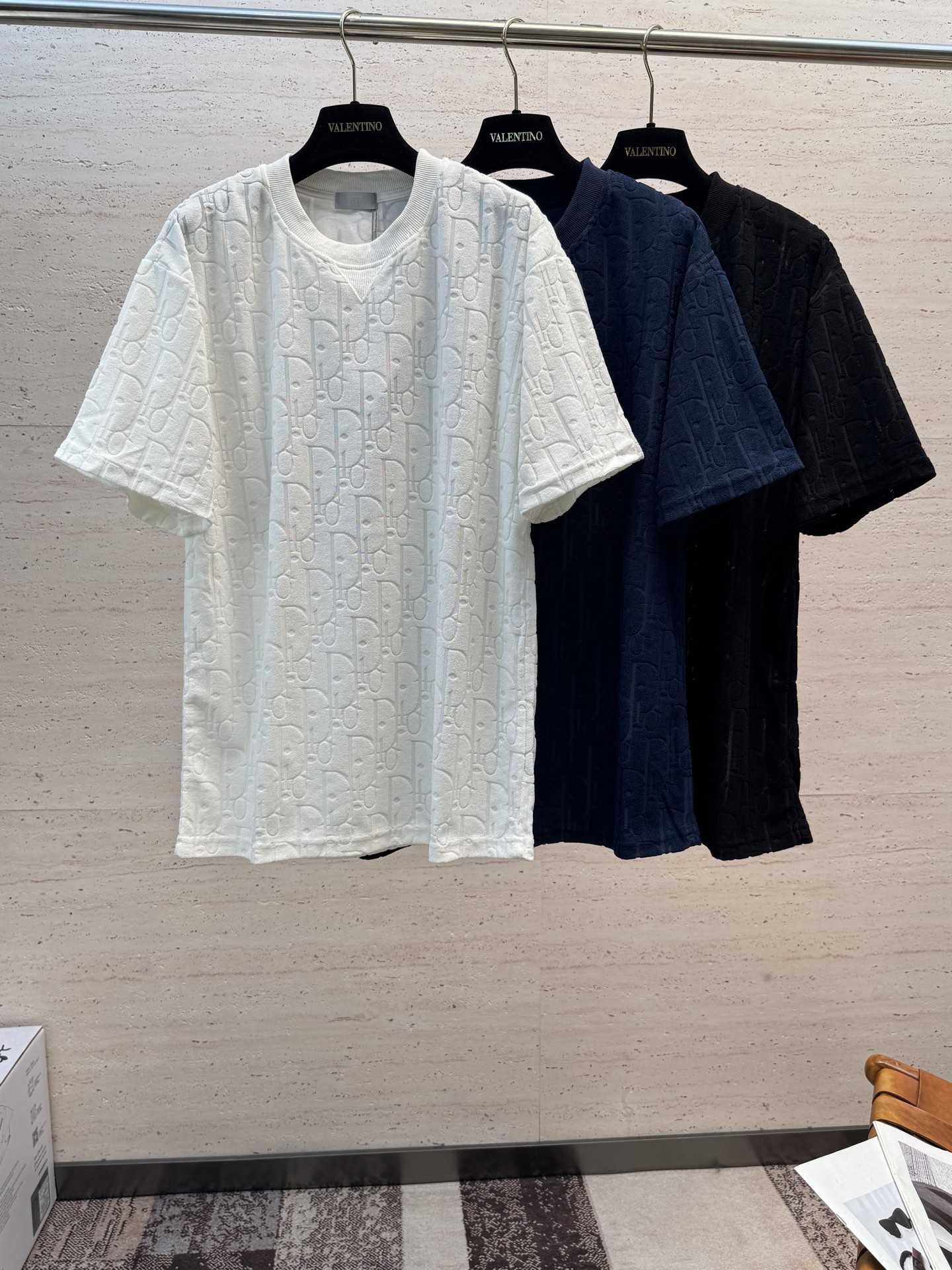 NO:835767,CD26S new spring and summer casual men's round-neck short-sleeve is very stunning. It is made of pure cotton fabric provided by customers. It has excellent breathability and warmth. Even if it is worn close to the body, it will not feel prickly at all. The comfort level is definitely beyond your imagination. You will understand when you get the actual product!  !  !  Size XS-L,,T-shirt,19860909CD26S新款春夏休闲男士圆领短袖,十分惊艳,客供纯棉面料打造 拥有优越的透气性与保暖性,即便是贴身穿着也不会有扎刺感可言,舒适程度绝对超乎你的想象,实物到手你就会懂得！！！码数XS-L,,T-shirt,,Men's clothing