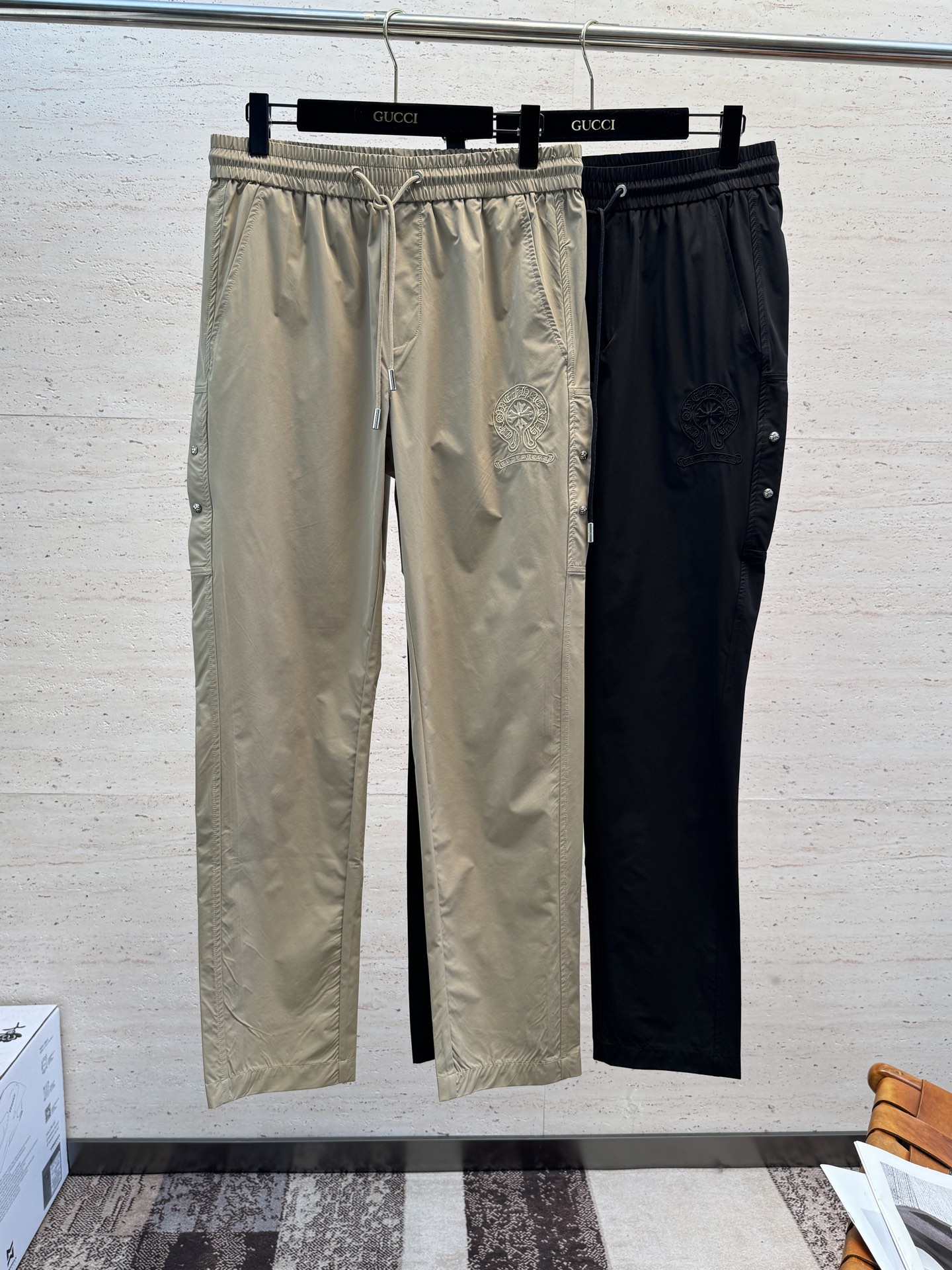 NO:835793,CHR26ss new casual drawstring trousers, the latest upper body style, invincible!  You can definitely close your eyes and close your eyes. This type of pants is very versatile and has an elastic waist. It can be worn for daily work and outdoor sports. It is the perfect combination of fashion and leisure and outdoor sports, so it is your best choice whether you wear it daily or outdoors. Extreme comfort and quick perspiration are the most popular focus, which improves the wearing comfort and is suitable for aerobic exercise and cross-country running conditions. This type of running casual pants has an extremely wide range of applications, allowing you to naturally maintain your love for sports in the summer, and can also be worn in leisure life.  Size M-3XL,,19860909CHR26ss新款休闲抽绳长裤 最新款上身版型无敌正！绝对可以闭眼收的一款,此款裤子非常百搭,弹力腰围,日常上班 户外运动都可以穿着,是时尚休闲与户外运动的完美结合,所以无论您平时穿或者户外穿都是您的最佳选择. 极致舒适和快速排汗是备受青睐的重点,提升穿着舒适度,适合有氧运动和越野跑条件下穿着,此款是一件适用范围极其广泛的跑步休闲裤,让你在夏天自然可以保持对运动热爱,也可以在休闲 生活中穿着 码数M-3XL,,,Men's clothing