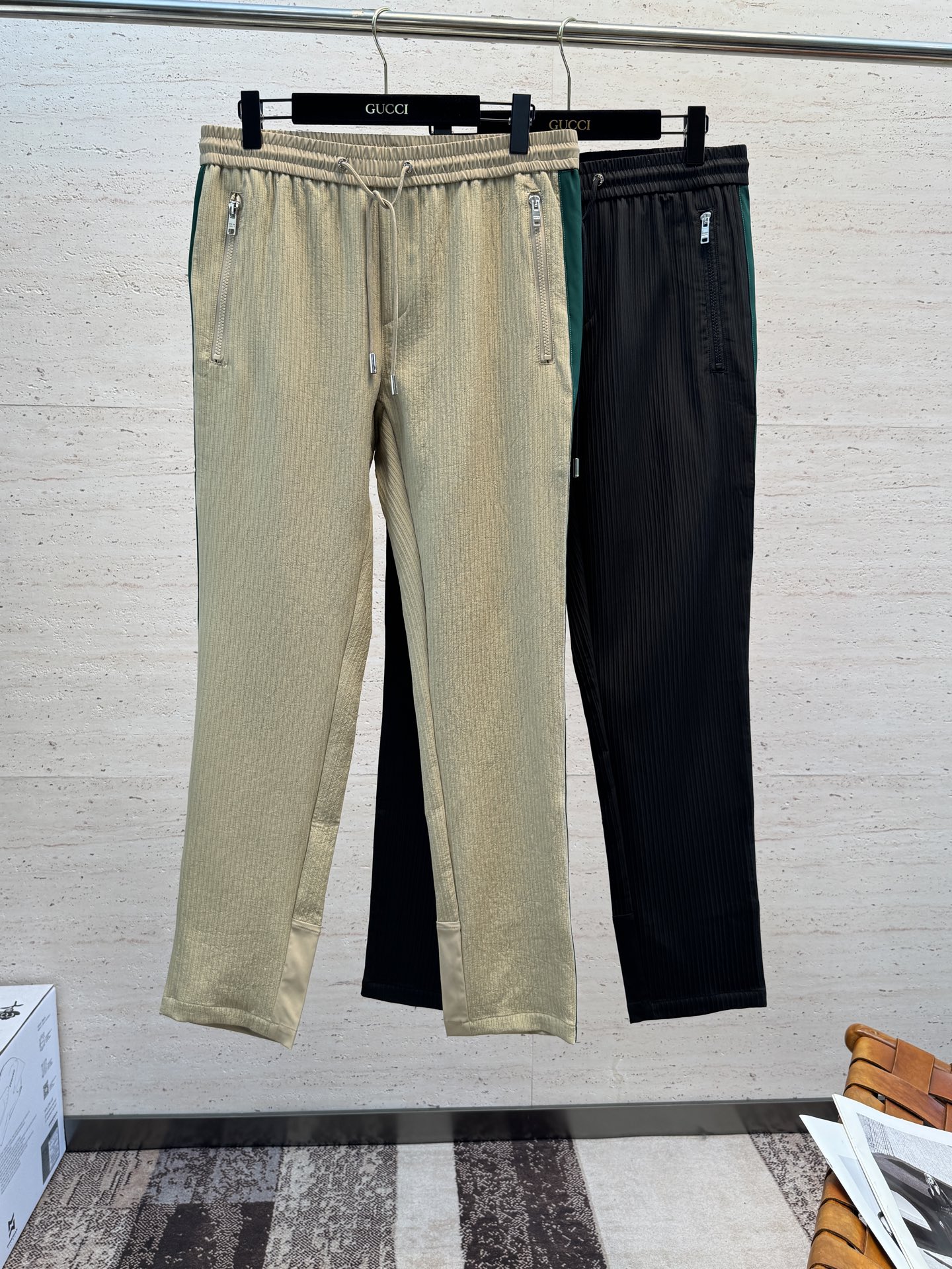NO:835787,PRA26ss new casual drawstring trousers, the latest upper body style, invincible!  You can definitely close your eyes and close your eyes. This type of pants is very versatile and has an elastic waist. It can be worn for daily work and outdoor sports. It is the perfect combination of fashion and leisure and outdoor sports, so it is your best choice whether you wear it daily or outdoors. Extreme comfort and quick perspiration are the most popular focus, which improves the wearing comfort and is suitable for aerobic exercise and cross-country running conditions. This type of running casual pants has an extremely wide range of applications, allowing you to naturally maintain your love for sports in the summer, and can also be worn in leisure life.  Size M-3XL,,prada,19860909PRA26ss新款休闲抽绳长裤 最新款上身版型无敌正！绝对可以闭眼收的一款,此款裤子非常百搭,弹力腰围,日常上班 户外运动都可以穿着,是时尚休闲与户外运动的完美结合,所以无论您平时穿或者户外穿都是您的最佳选择. 极致舒适和快速排汗是备受青睐的重点,提升穿着舒适度,适合有氧运动和越野跑条件下穿着,此款是一件适用范围极其广泛的跑步休闲裤,让你在夏天自然可以保持对运动热爱,也可以在休闲 生活中穿着 码数M-3XL,,prada,,Men's clothing