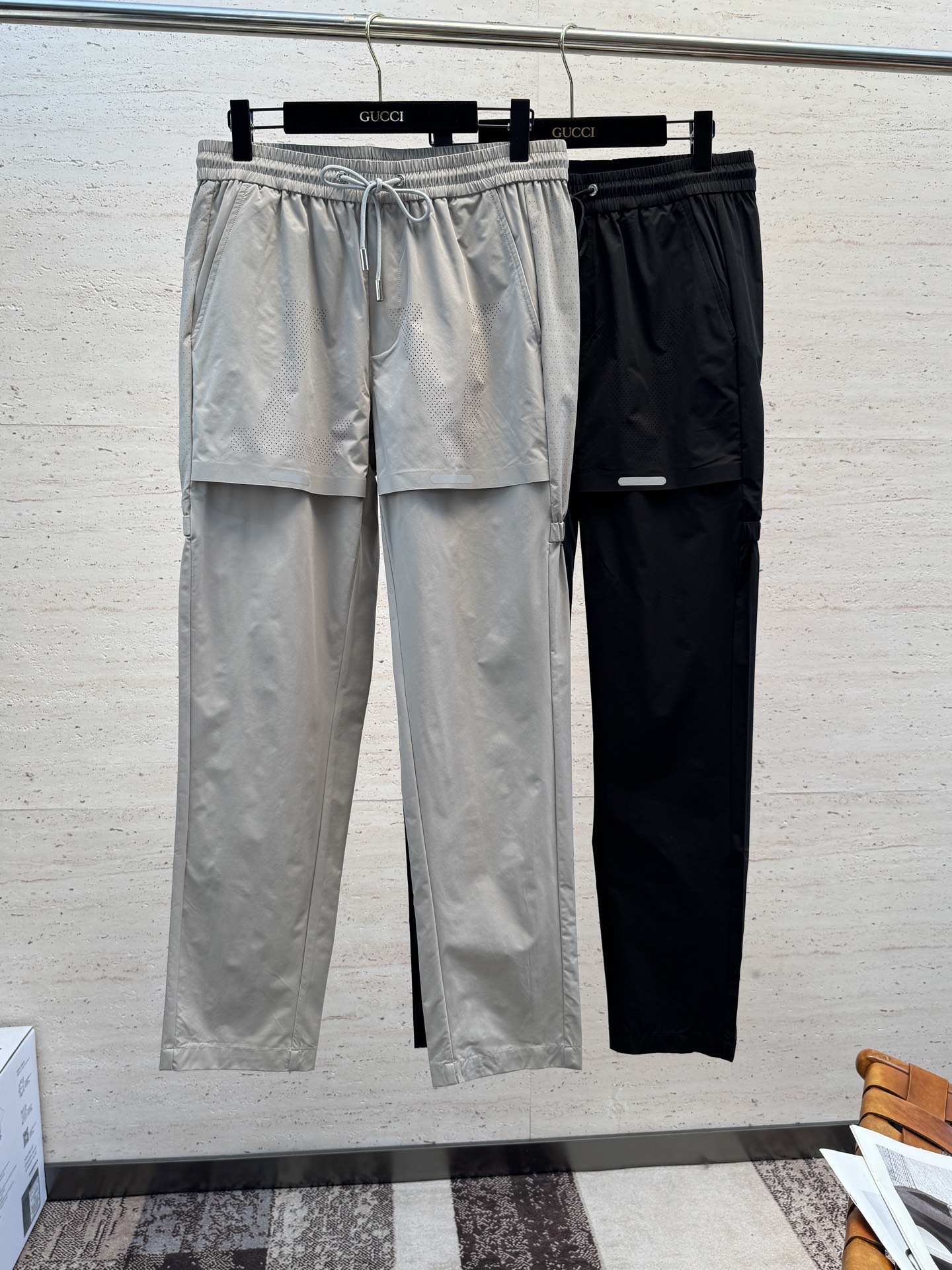 NO:835781,LV26ss new casual drawstring trousers, the latest upper body style, invincible!  You can definitely close your eyes and close your eyes. This type of pants is very versatile and has an elastic waist. It can be worn for daily work and outdoor sports. It is the perfect combination of fashion and leisure and outdoor sports, so it is your best choice whether you wear it daily or outdoors. Extreme comfort and quick perspiration are the most popular focus, which improves the wearing comfort and is suitable for aerobic exercise and cross-country running conditions. This type of running casual pants has an extremely wide range of applications, allowing you to naturally maintain your love for sports in the summer, and can also be worn in leisure life.  Size M-3XL,,louis vuitton,19860909LV26ss新款休闲抽绳长裤 最新款上身版型无敌正！绝对可以闭眼收的一款,此款裤子非常百搭,弹力腰围,日常上班 户外运动都可以穿着,是时尚休闲与户外运动的完美结合,所以无论您平时穿或者户外穿都是您的最佳选择. 极致舒适和快速排汗是备受青睐的重点,提升穿着舒适度,适合有氧运动和越野跑条件下穿着,此款是一件适用范围极其广泛的跑步休闲裤,让你在夏天自然可以保持对运动热爱,也可以在休闲 生活中穿着 码数M-3XL,,louis vuitton,,Men's clothing