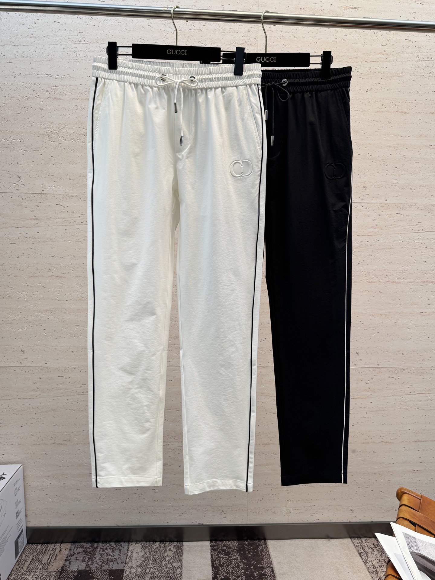 NO:835775,CD26ss new casual drawstring trousers, the latest upper body style, invincible!  You can definitely close your eyes and close your eyes. This type of pants is very versatile and has an elastic waist. It can be worn for daily work and outdoor sports. It is the perfect combination of fashion and leisure and outdoor sports, so it is your best choice whether you wear it daily or outdoors. Extreme comfort and quick perspiration are the most popular focus, which improves the wearing comfort and is suitable for aerobic exercise and cross-country running conditions. This type of running casual pants has an extremely wide range of applications, allowing you to naturally maintain your love for sports in the summer, and can also be worn in leisure life.  Size M-3XL,,19860909CD26ss新款休闲抽绳长裤 最新款上身版型无敌正！绝对可以闭眼收的一款,此款裤子非常百搭,弹力腰围,日常上班 户外运动都可以穿着,是时尚休闲与户外运动的完美结合,所以无论您平时穿或者户外穿都是您的最佳选择. 极致舒适和快速排汗是备受青睐的重点,提升穿着舒适度,适合有氧运动和越野跑条件下穿着,此款是一件适用范围极其广泛的跑步休闲裤,让你在夏天自然可以保持对运动热爱,也可以在休闲 生活中穿着 码数M-3XL,,,Men's clothing