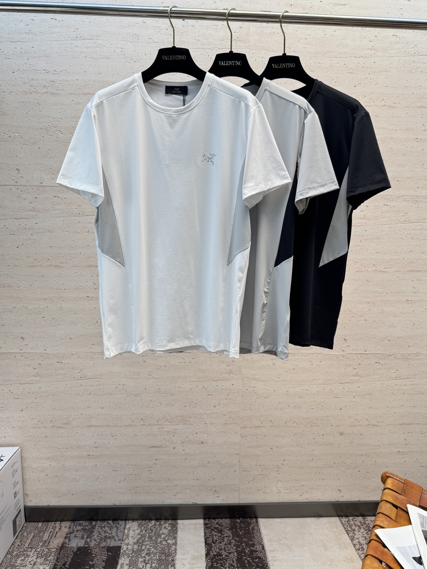 NO:835762,ARC26S, the new spring and summer casual men's round neck short sleeves, is very stunning. It is made of ice silk cotton fabric supplied by customers. It has excellent breathability and warmth. Even if it is worn close to the body, it will not feel prickly. The comfort level is definitely beyond your imagination. You will understand when you get the actual product!  !  !  Size S-2XL,,T-shirt,19860909ARC26S新款春夏休闲男士圆领短袖,十分惊艳,客供冰丝棉面料打造 拥有优越的透气性与保暖性,即便是贴身穿着也不会有扎刺感可言,舒适程度绝对超乎你的想象,实物到手你就会懂得！！！码数S-2XL,,T-shirt,,Men's clothing