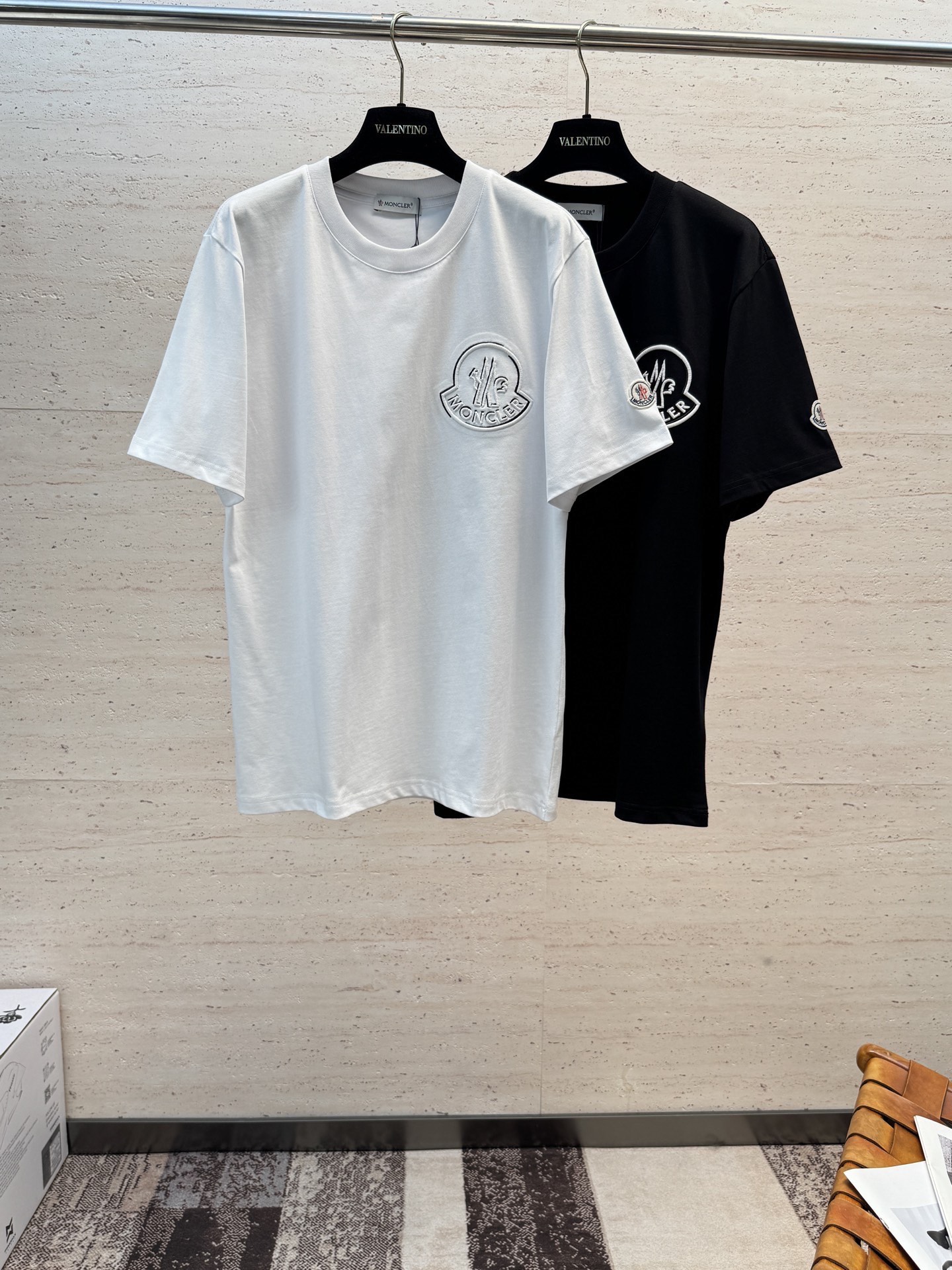 NO:835809,MON26S's new spring and summer casual men's round-neck short-sleeve is very stunning. It is made of pure cotton fabric provided by customers. It has excellent breathability and warmth. Even if it is worn close to the body, it will not feel prickly. The comfort level is definitely beyond your imagination. You will understand when you get the actual product!  !  !  Size S-2XL,,T-shirt,19860909MON26S新款春夏休闲男士圆领短袖,十分惊艳,客供纯棉面料打造 拥有优越的透气性与保暖性,即便是贴身穿着也不会有扎刺感可言,舒适程度绝对超乎你的想象,实物到手你就会懂得！！！码数S-2XL,,T-shirt,,Men's clothing