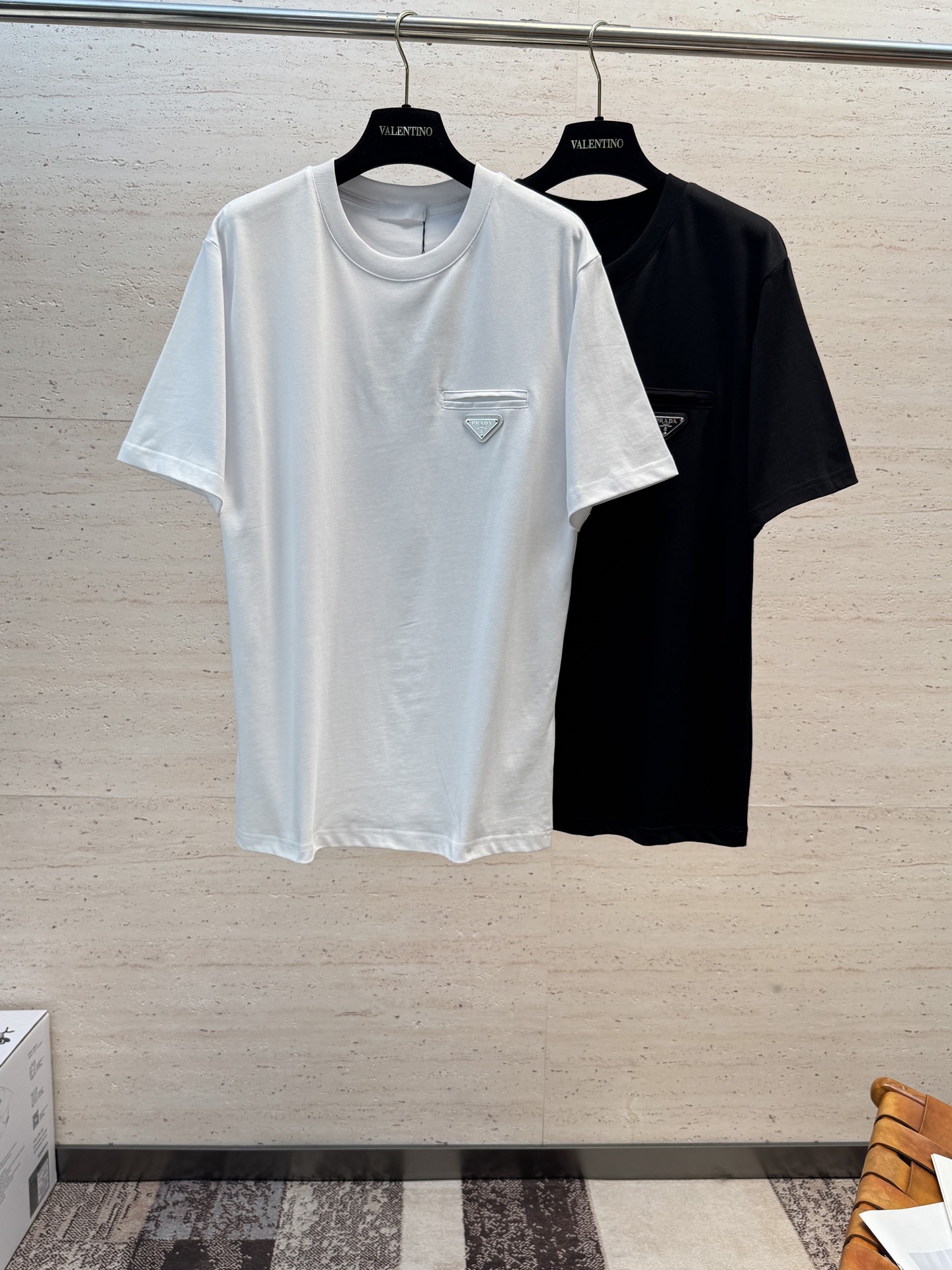 NO:835803,PRA26S new spring and summer casual men's round neck short sleeves are very stunning. Made of pure cotton fabric supplied by customers. It has excellent breathability and warmth. Even if it is worn close to the body, it will not feel prickly. The comfort level is definitely beyond your imagination. You will understand when you get the actual product!  !  !  Size S-2XL,,prada,T-shirt,19860909PRA26S新款春夏休闲男士圆领短袖,十分惊艳,客供纯棉面料打造 拥有优越的透气性与保暖性,即便是贴身穿着也不会有扎刺感可言,舒适程度绝对超乎你的想象,实物到手你就会懂得！！！码数S-2XL,,prada,T-shirt,,Men's clothing