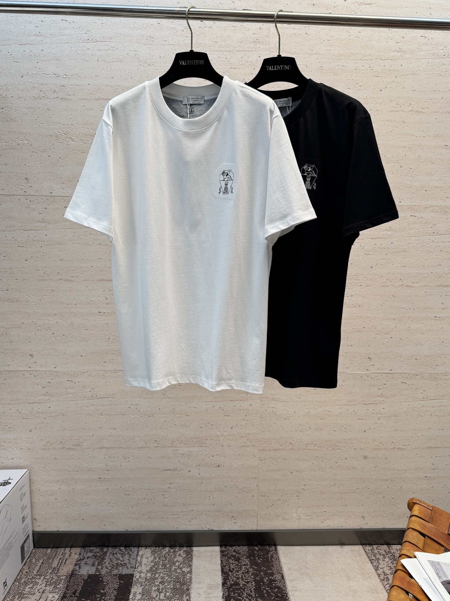 NO:835797,BC26S new spring and summer casual men's round-neck short-sleeve is very stunning. It is made of pure cotton fabric provided by customers. It has excellent breathability and warmth. Even if it is worn close to the body, it will not feel prickly. The comfort level is definitely beyond your imagination. You will understand when you get the actual product!  !  !  Size S-2XL,,T-shirt,19860909BC26S新款春夏休闲男士圆领短袖,十分惊艳,客供纯棉面料打造 拥有优越的透气性与保暖性,即便是贴身穿着也不会有扎刺感可言,舒适程度绝对超乎你的想象,实物到手你就会懂得！！！码数S-2XL,,T-shirt,,Men's clothing