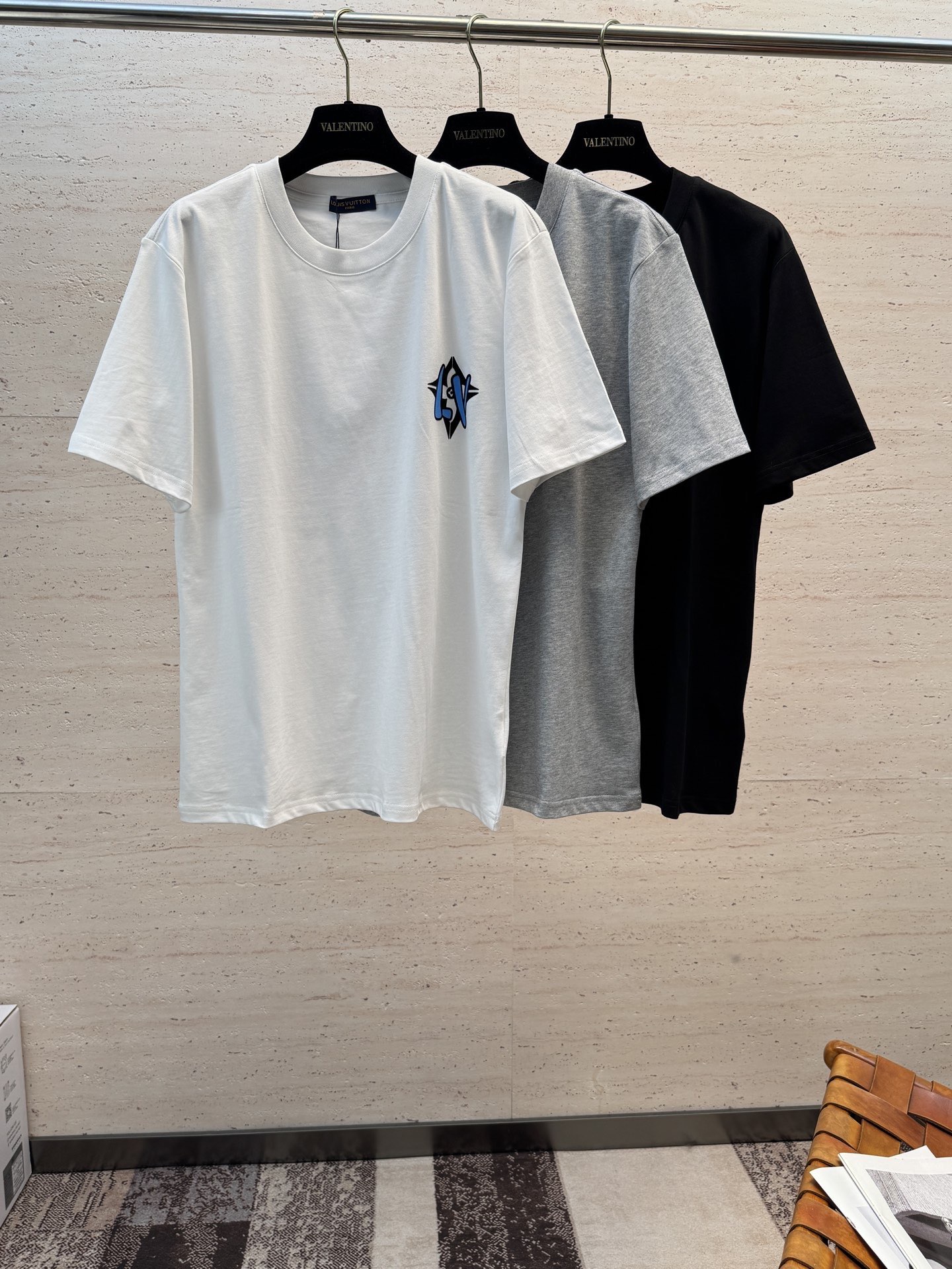 NO:835792,LV26S new spring and summer casual men's round neck short sleeves are very stunning. Made of pure cotton fabric supplied by customers. It has excellent breathability and warmth. Even if it is worn close to the body, it will not feel prickly. The comfort level is definitely beyond your imagination. You will understand when you get the actual product!  !  !  Size S-2XL,,louis vuitton,T-shirt,19860909LV26S新款春夏休闲男士圆领短袖,十分惊艳,客供纯棉面料打造 拥有优越的透气性与保暖性,即便是贴身穿着也不会有扎刺感可言,舒适程度绝对超乎你的想象,实物到手你就会懂得！！！码数S-2XL,,louis vuitton,T-shirt,,Men's clothing