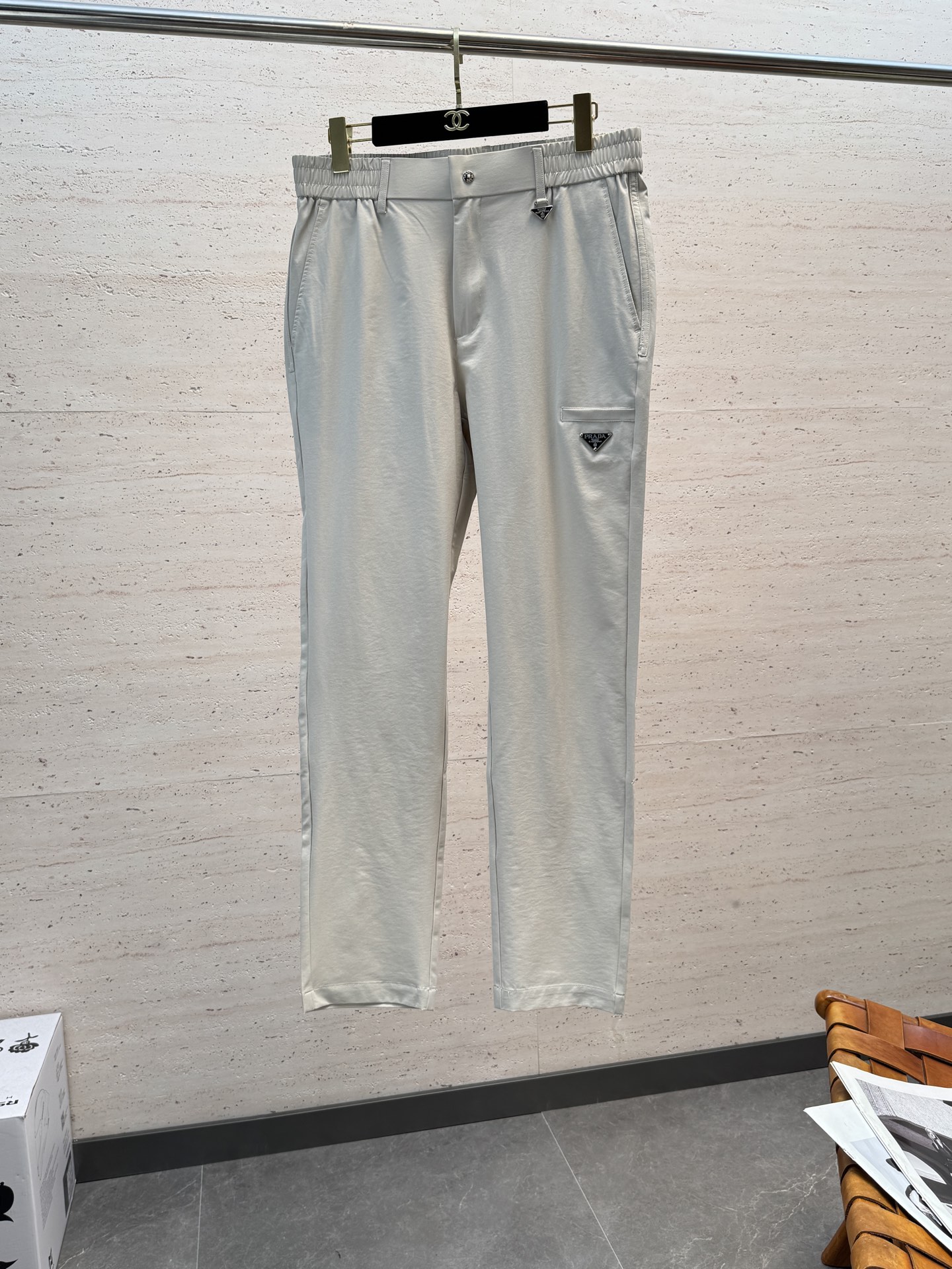 NO:835780,Size XL. 2XL.3XL.PRA26ss new men's casual trousers. The latest upper body style is invincible!  You can definitely close your eyes and close your eyes. This type of pants is very versatile and has an elastic waist. It can be worn for daily work and outdoor sports. It is the perfect combination of fashion and leisure and outdoor sports, so it is your best choice whether you wear it daily or outdoors. Extreme comfort and quick perspiration are the most popular focus, which improves the wearing comfort and is suitable for aerobic exercise and cross-country running conditions. This type of running casual pants has an extremely wide range of applications, allowing you to naturally maintain your love for sports in the summer, and can also be worn in leisure life.  Size M-3XL,,prada,19860909码数XL. 2XL.3XL.PRA26ss新款男士休闲长裤 最新款上身版型无敌正！绝对可以闭眼收的一款,此款裤子非常百搭,弹力腰围,日常上班 户外运动都可以穿着,是时尚休闲与户外运动的完美结合,所以无论您平时穿或者户外穿都是您的最佳选择. 极致舒适和快速排汗是备受青睐的重点,提升穿着舒适度,适合有氧运动和越野跑条件下穿着,此款是一件适用范围极其广泛的跑步休闲裤,让你在夏天自然可以保持对运动热爱,也可以在休闲 生活中穿着 码数M-3XL,,prada,,Men's clothing